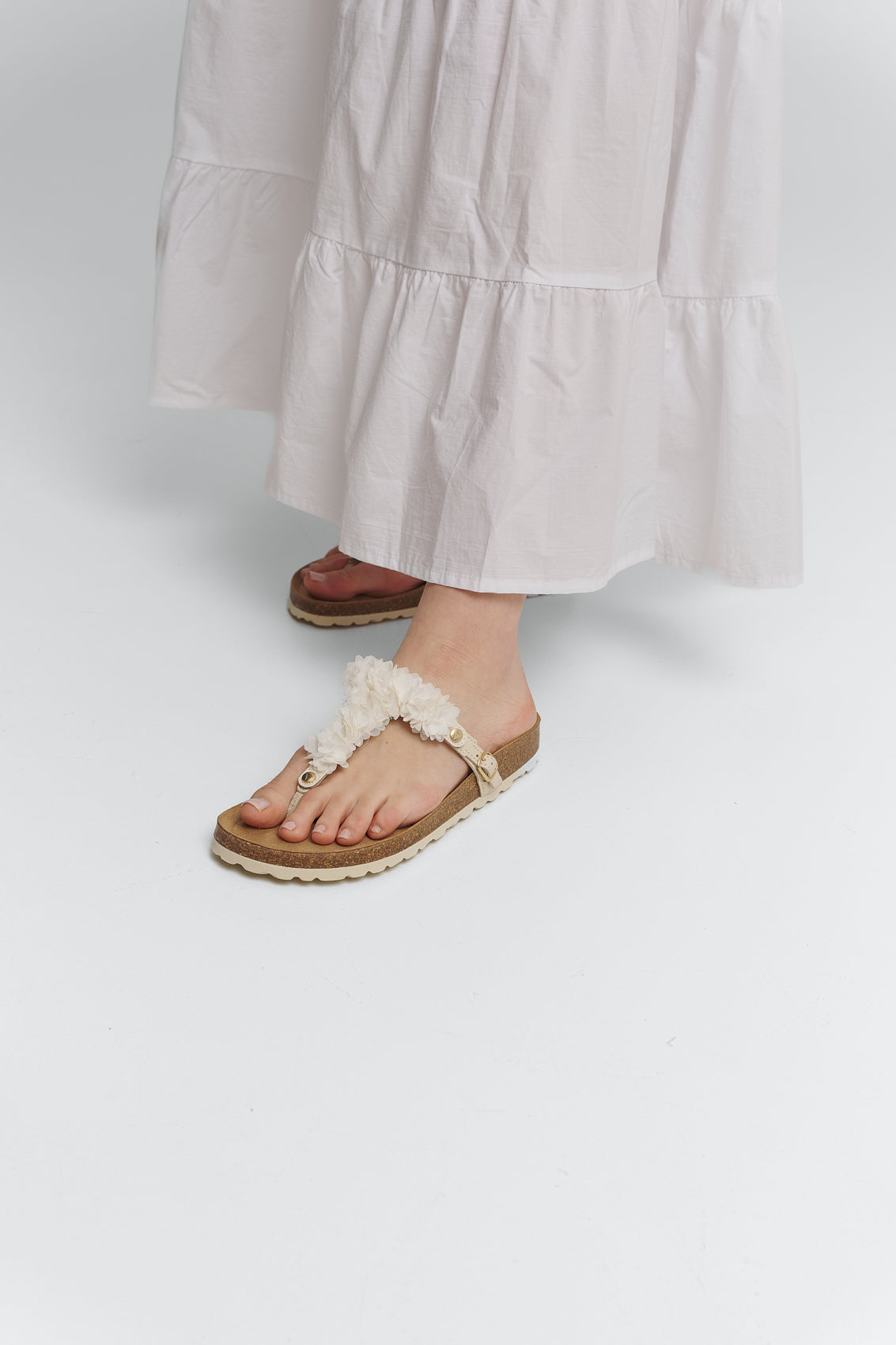 Tragebild mit Model auf neutralem Hintergrund des Produktes Soft Flower in der Farbe Casual Cork Crema