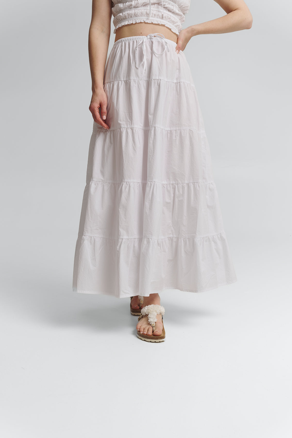 Tragebild mit Model auf neutralem Hintergrund des Produktes Soft Flower in der Farbe Casual Cork Crema