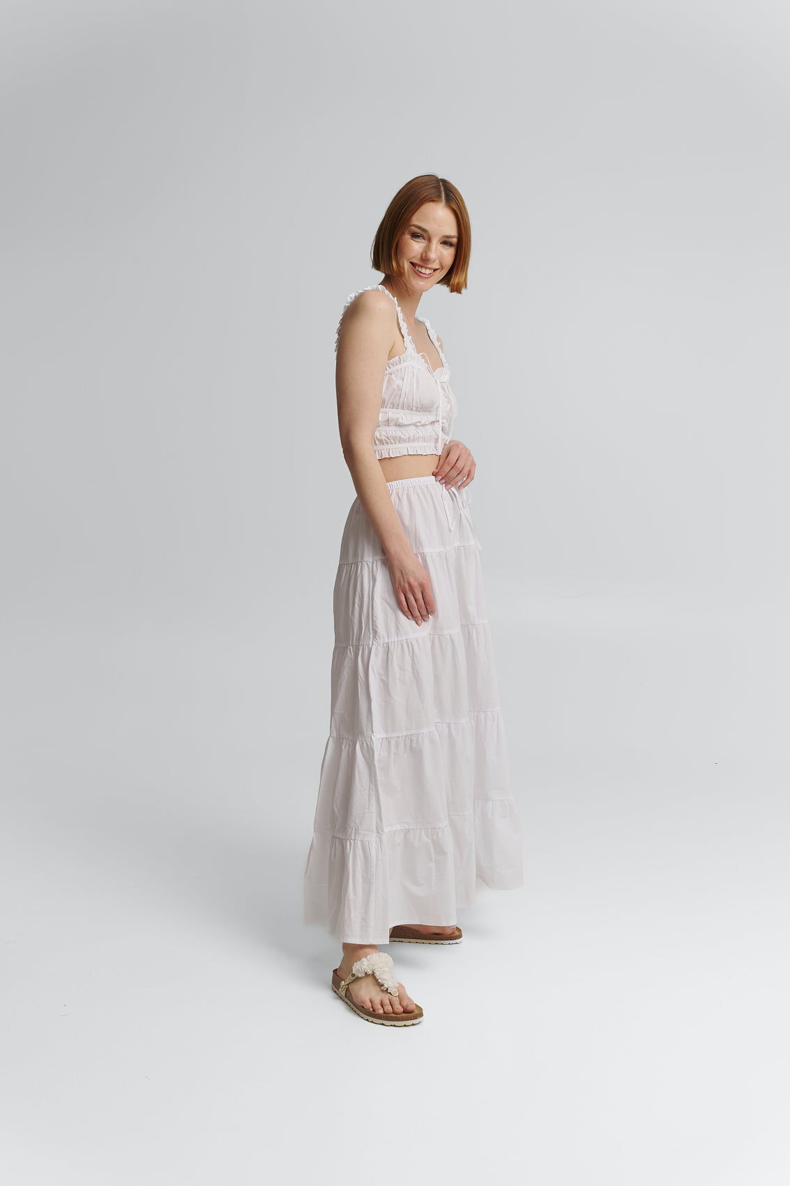 Tragebild mit Model auf neutralem Hintergrund des Produktes Soft Flower in der Farbe Casual Cork Crema