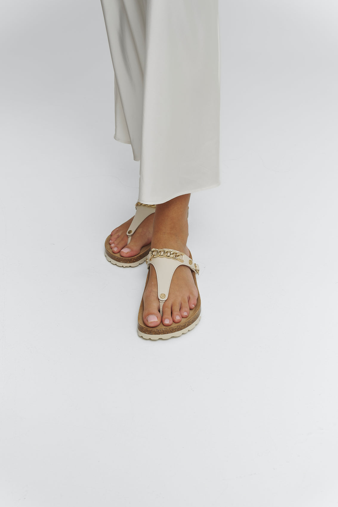 Tragebild mit Model auf neutralem Hintergrund des Produktes Gold Chain in der Farbe Casual Cork Crema