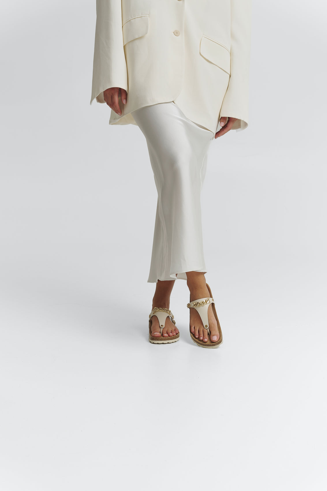 Tragebild mit Model auf neutralem Hintergrund des Produktes Gold Chain in der Farbe Casual Cork Crema