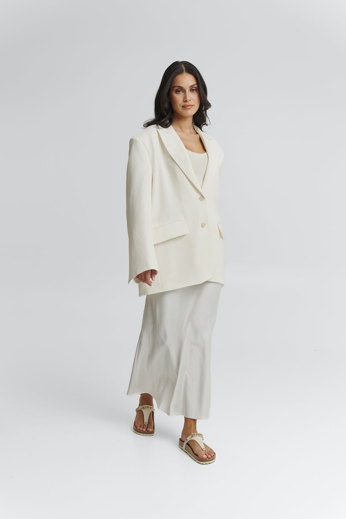 Tragebild mit Model auf neutralem Hintergrund des Produktes Gold Chain in der Farbe Casual Cork Crema