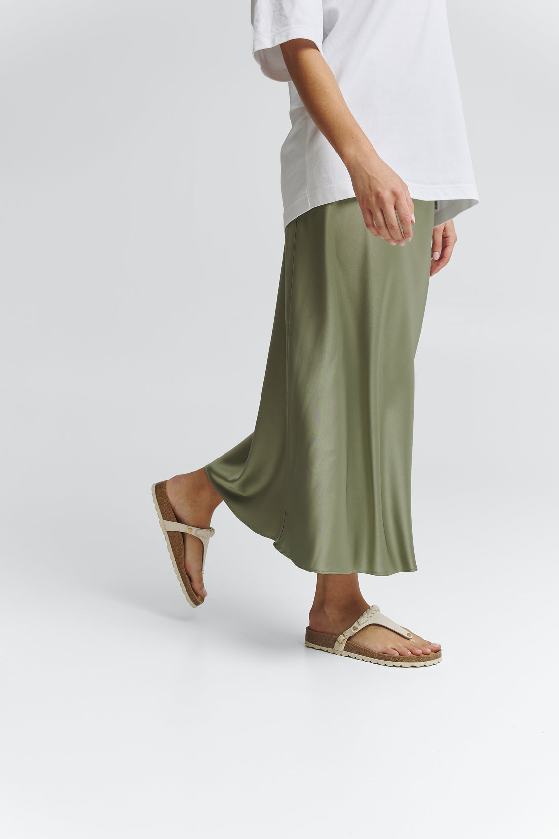 Tragebild mit Model auf neutralem Hintergrund des Produktes Braided in der Farbe Casual Cork Crema