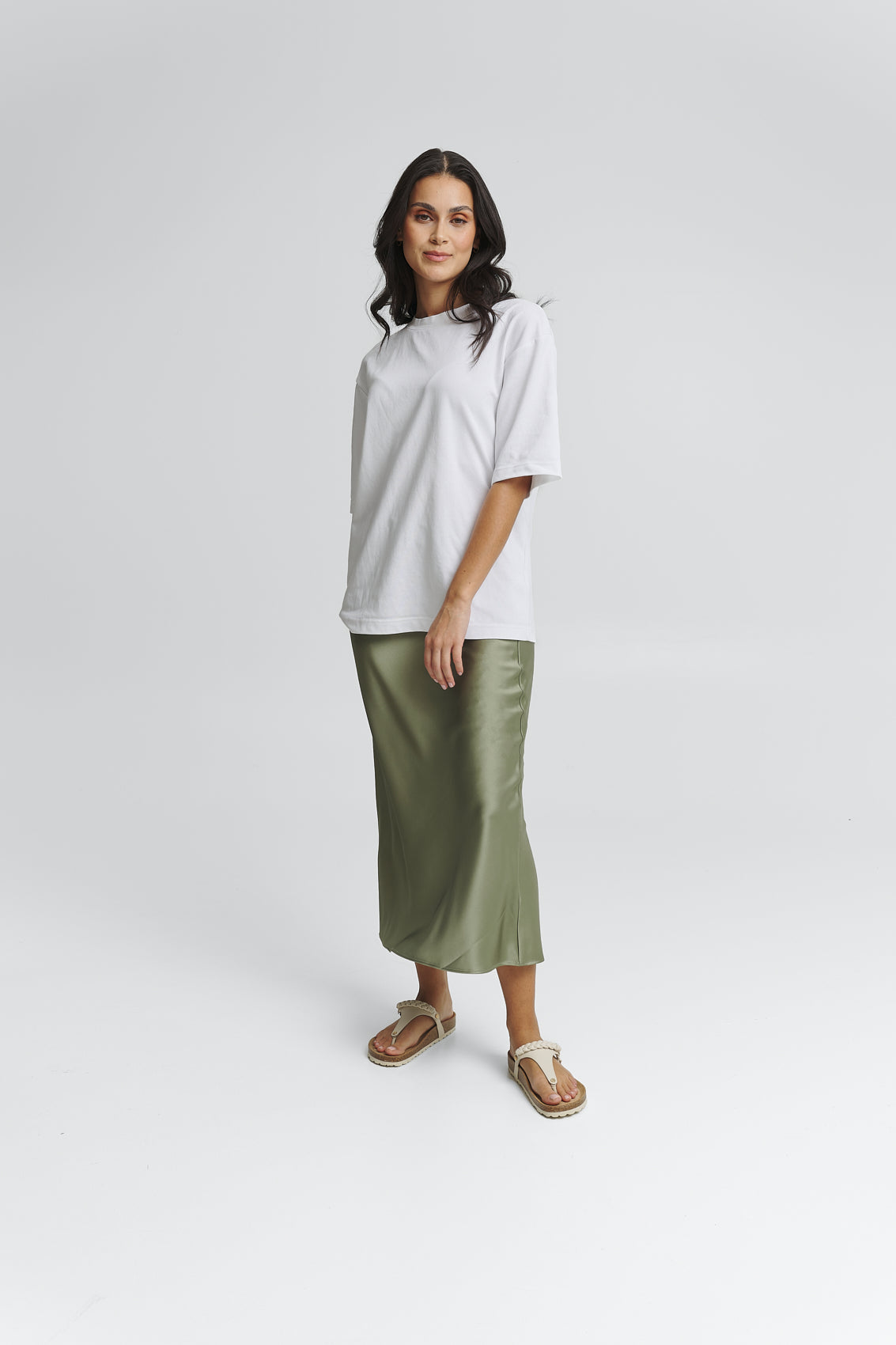 Tragebild mit Model auf neutralem Hintergrund des Produktes Braided in der Farbe Casual Cork Crema