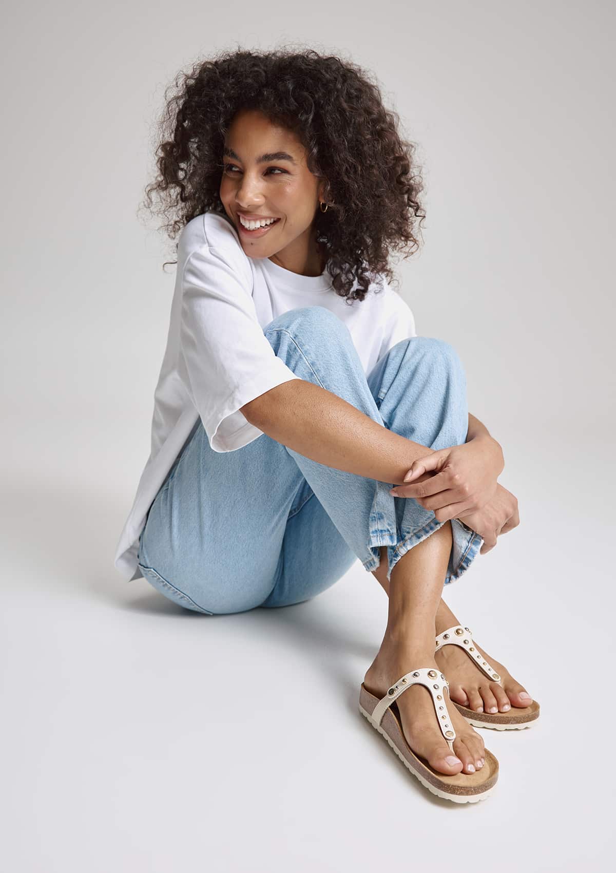 Tragebild mit Model auf neutralem Hintergrund des Produktes Urban Stud in der Farbe Casual Cork Crema