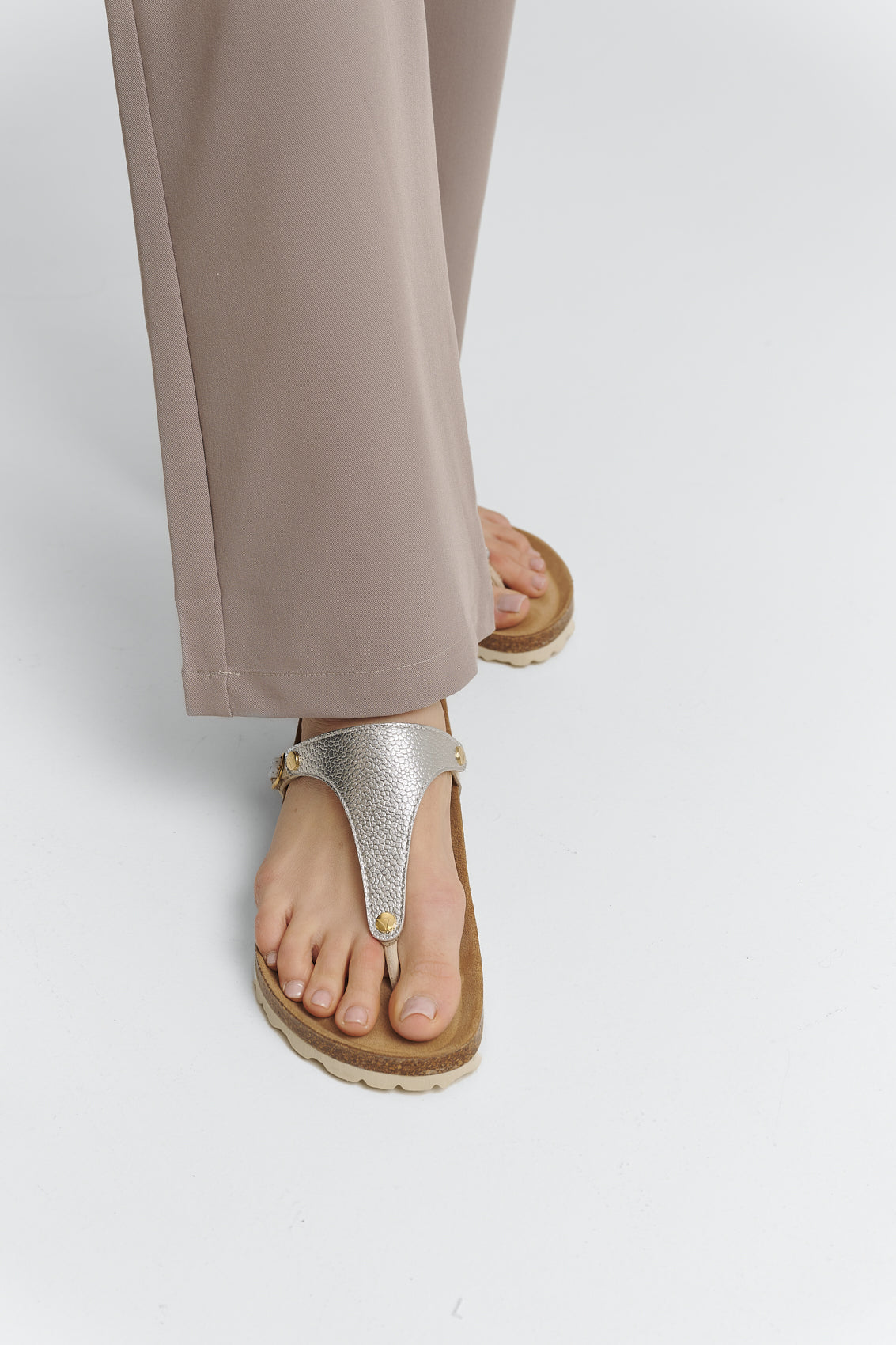 Tragebild mit Model auf neutralem Hintergrund des Produktes Mars Metallic in der Farbe Casual Cork Crema