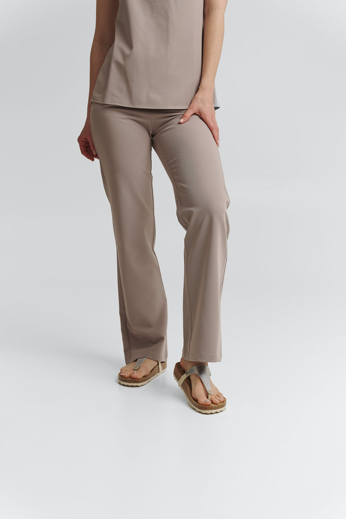 Tragebild mit Model auf neutralem Hintergrund des Produktes Mars Metallic in der Farbe Casual Cork Crema