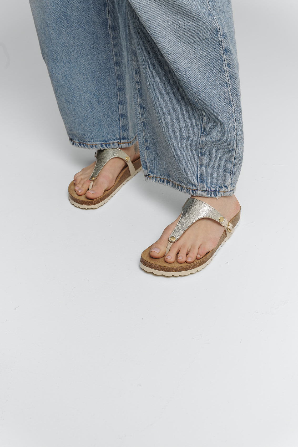 Tragebild mit Model auf neutralem Hintergrund des Produktes Mars Metallic in der Farbe Casual Cork Crema