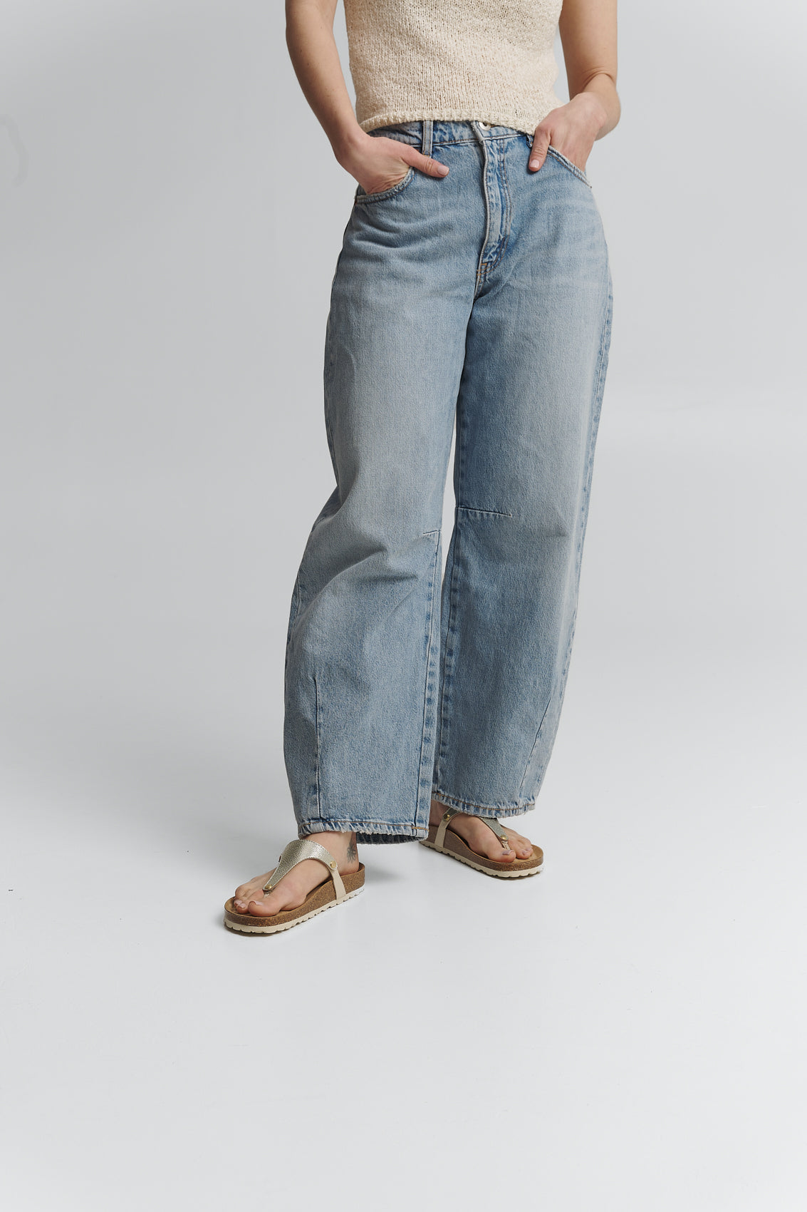 Tragebild mit Model auf neutralem Hintergrund des Produktes Mars Metallic in der Farbe Casual Cork Crema