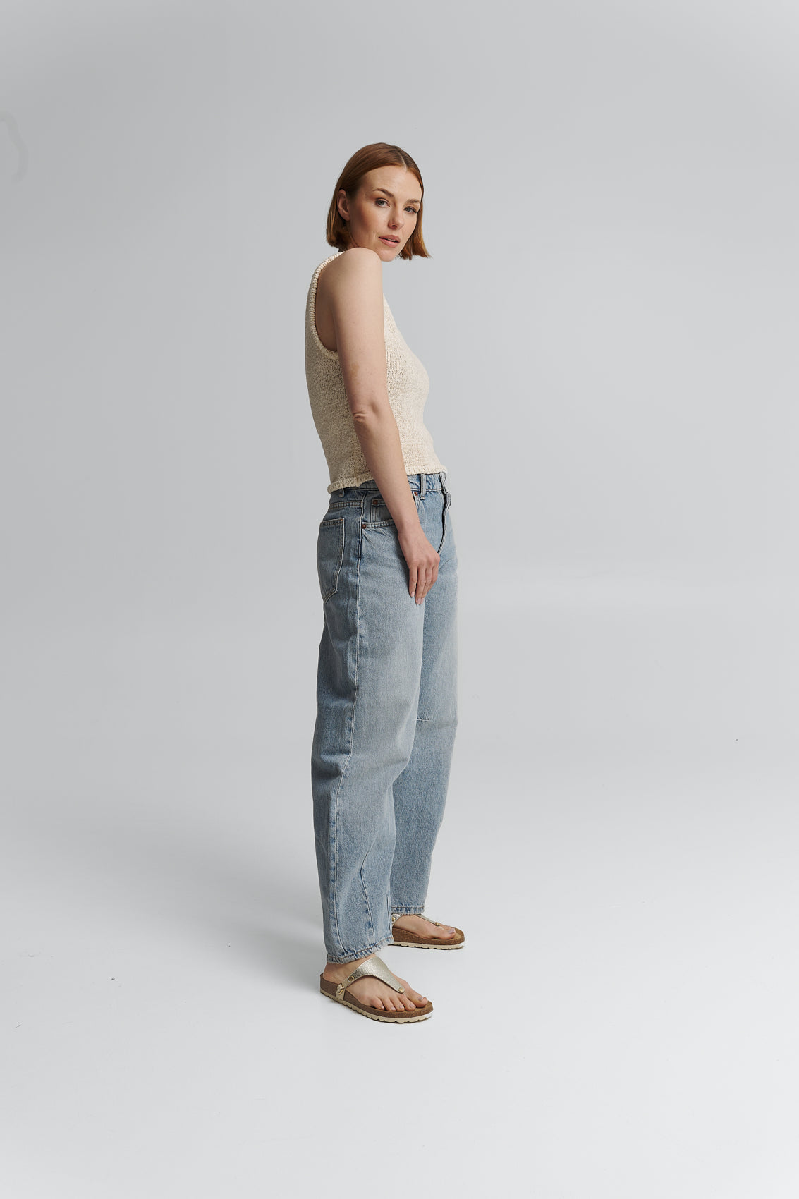 Tragebild mit Model auf neutralem Hintergrund des Produktes Mars Metallic in der Farbe Casual Cork Crema