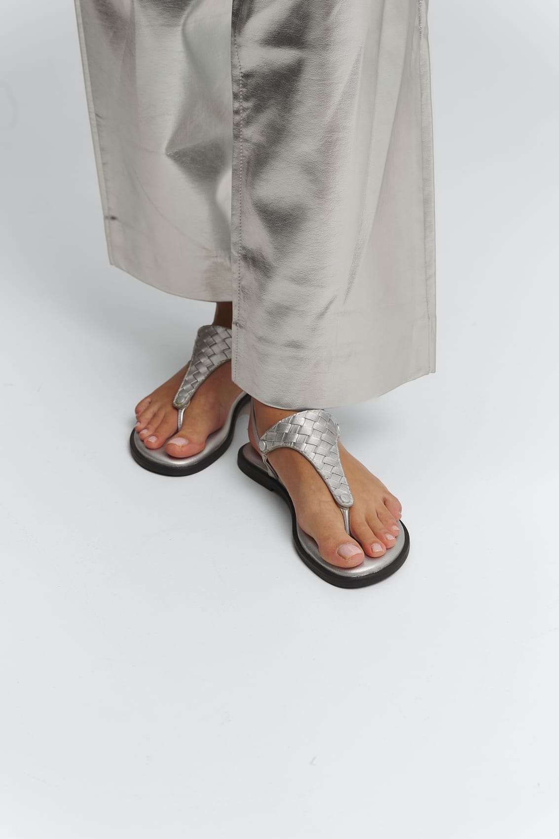 Tragebild mit Model auf neutralem Hintergrund des Produktes Urban Twist in der Farbe Classic Silver