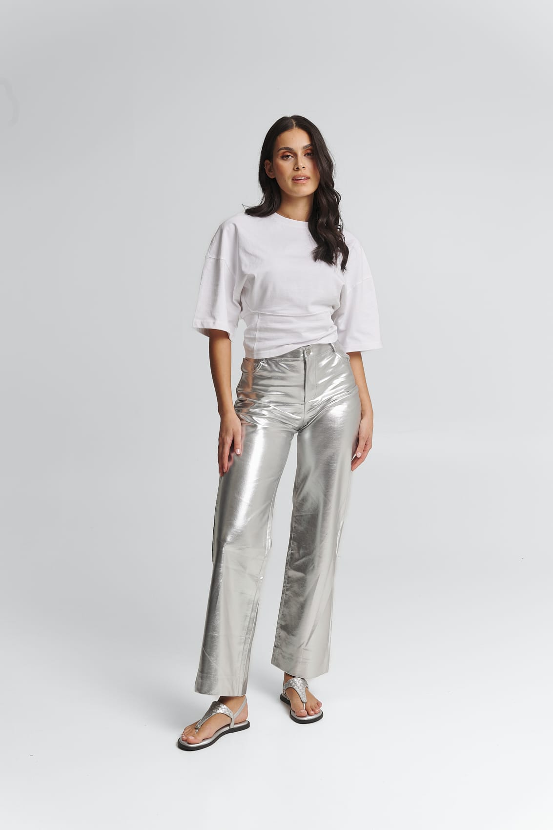 Tragebild mit Model auf neutralem Hintergrund des Produktes Urban Twist in der Farbe Classic Silver