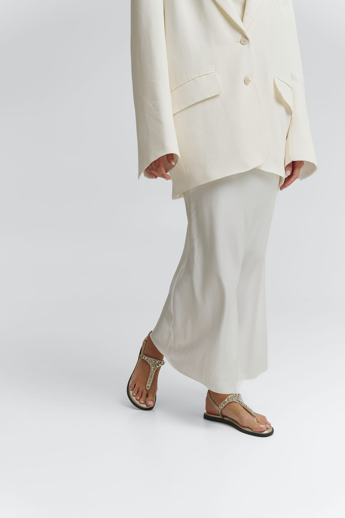 Tragebild mit Model auf neutralem Hintergrund des Produktes Precious Pearl in der Farbe Classic Gold