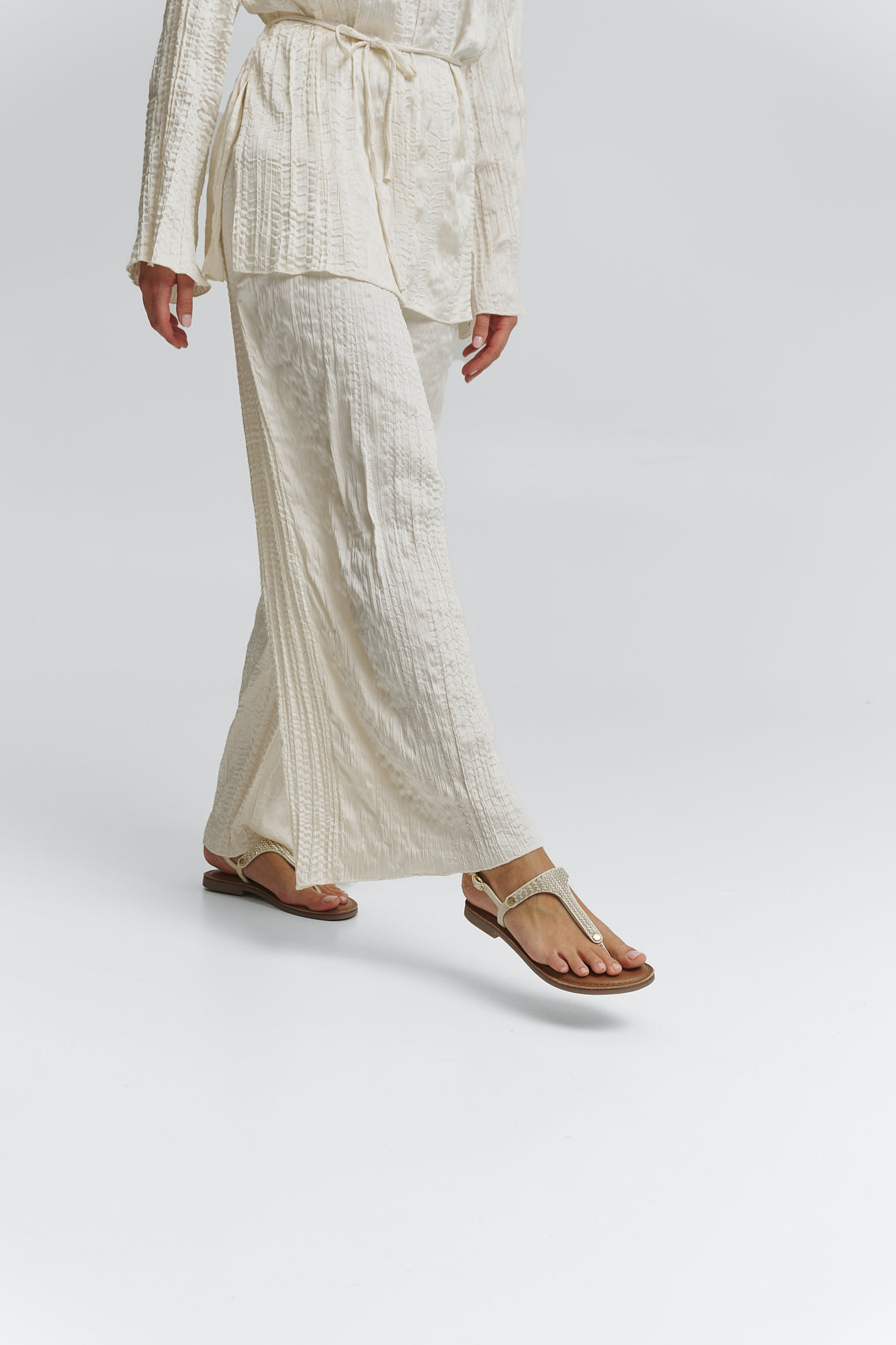 Tragebild mit Model auf neutralem Hintergrund des Produktes Metallic Beads in der Farbe Classic Crema