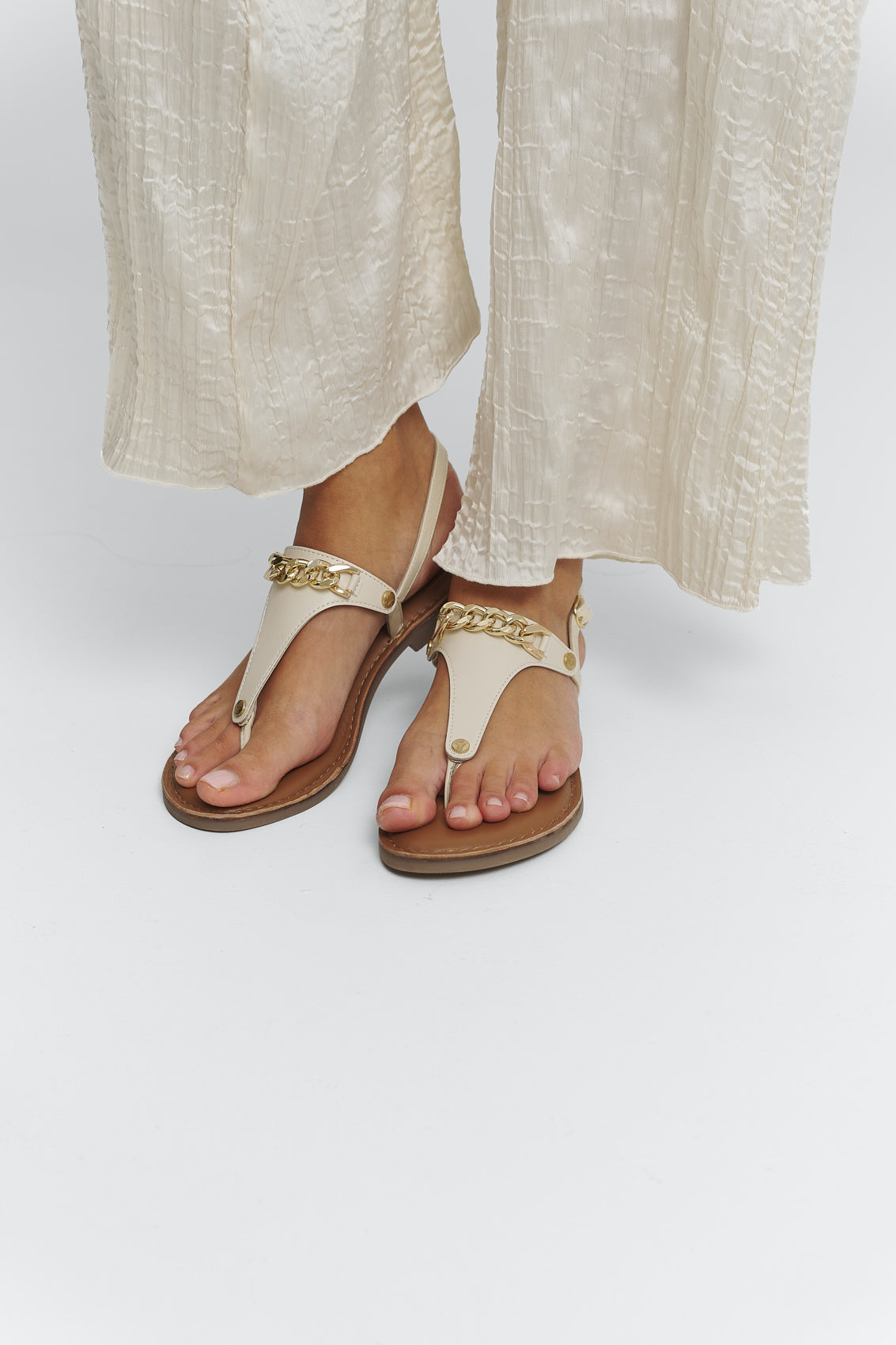 Tragebild mit Model auf neutralem Hintergrund des Produktes Gold Chain in der Farbe Classic Crema