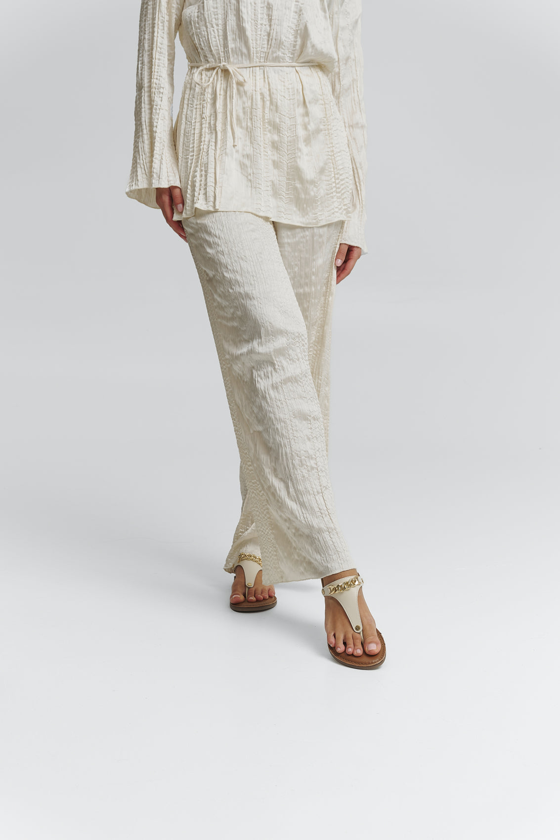 Tragebild mit Model auf neutralem Hintergrund des Produktes Gold Chain in der Farbe Classic Crema