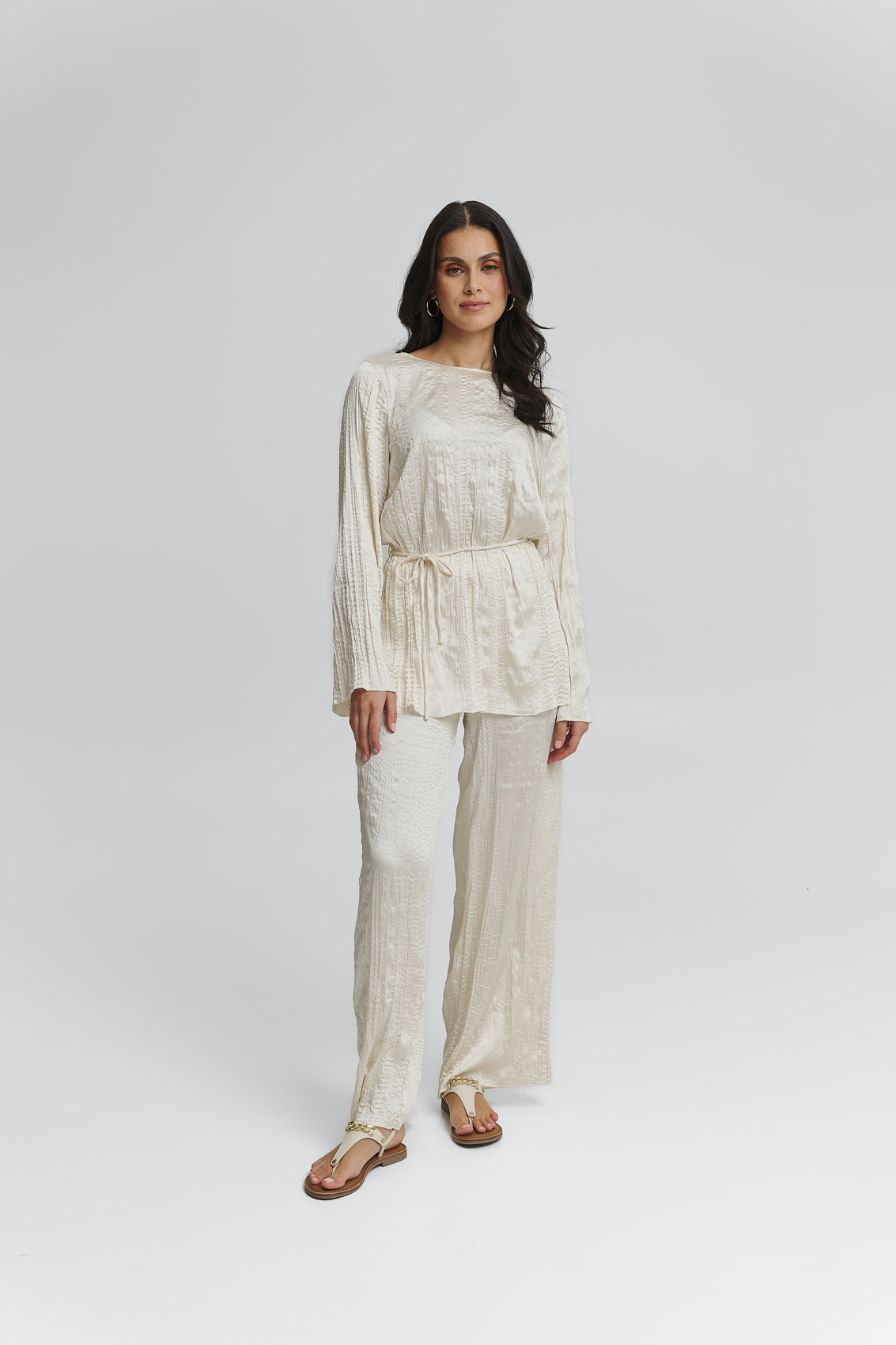 Tragebild mit Model auf neutralem Hintergrund des Produktes Gold Chain in der Farbe Classic Crema