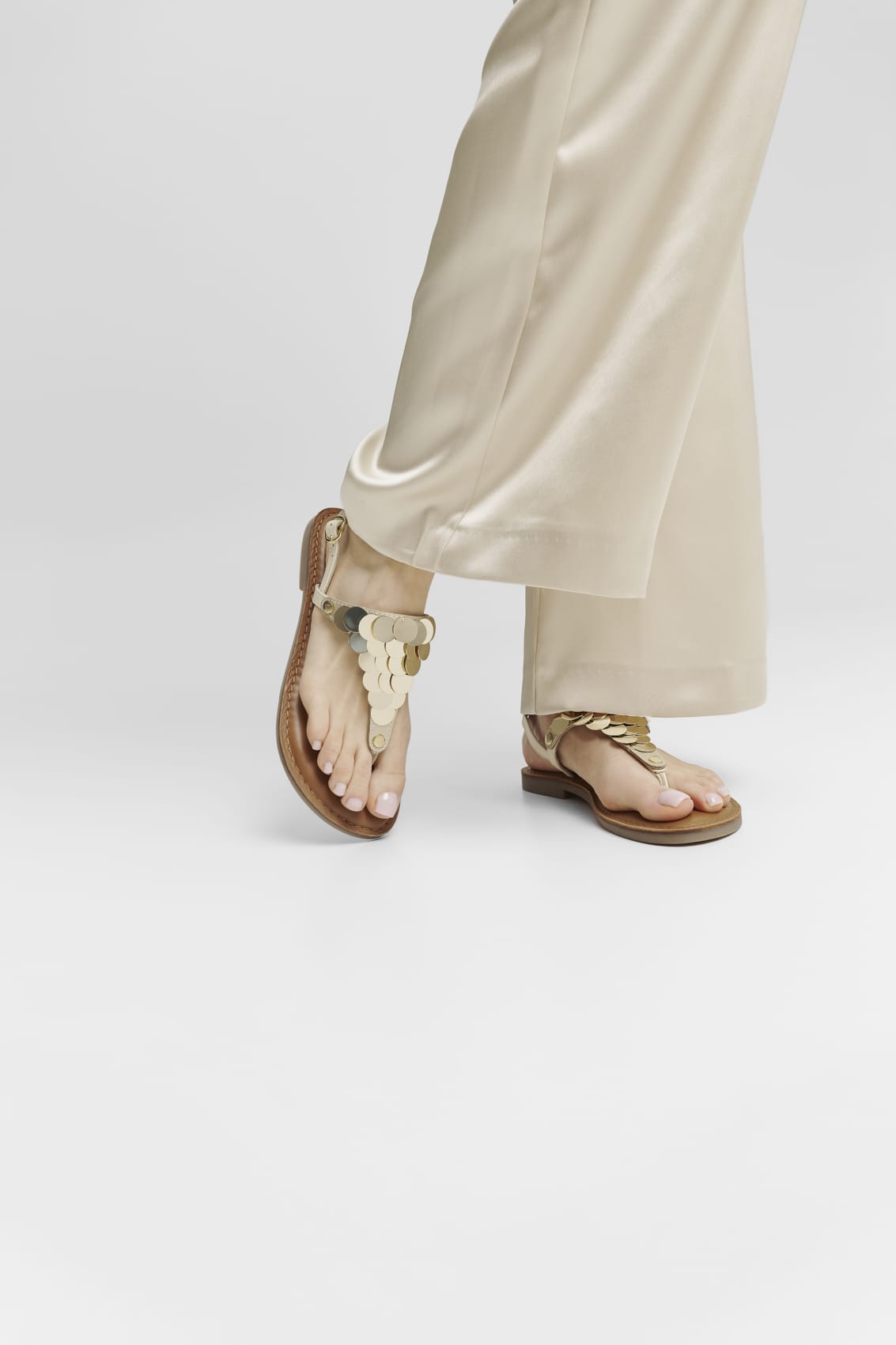 Tragebild mit Model auf neutralem Hintergrund des Produktes Shiny Plate in der Farbe Classic Crema