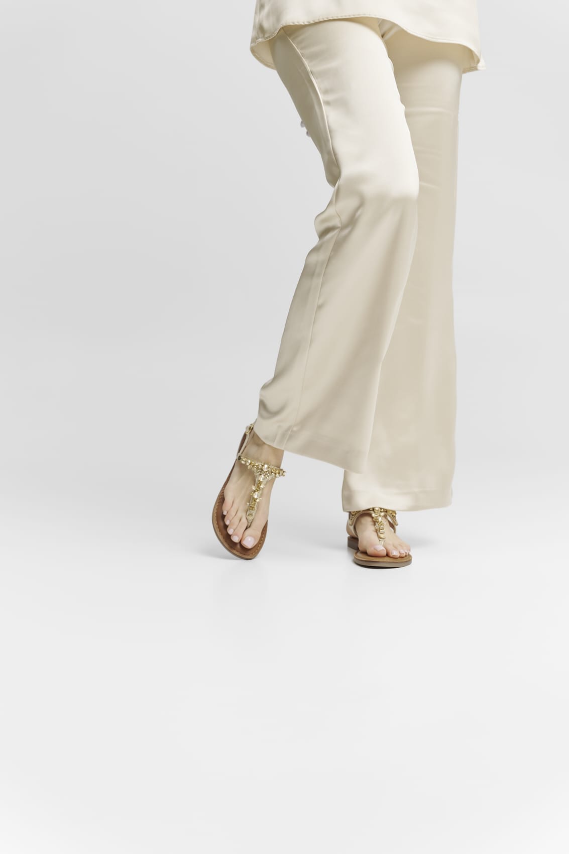 Tragebild mit Model auf neutralem Hintergrund des Produktes Brilliant Life in der Farbe Classic Crema