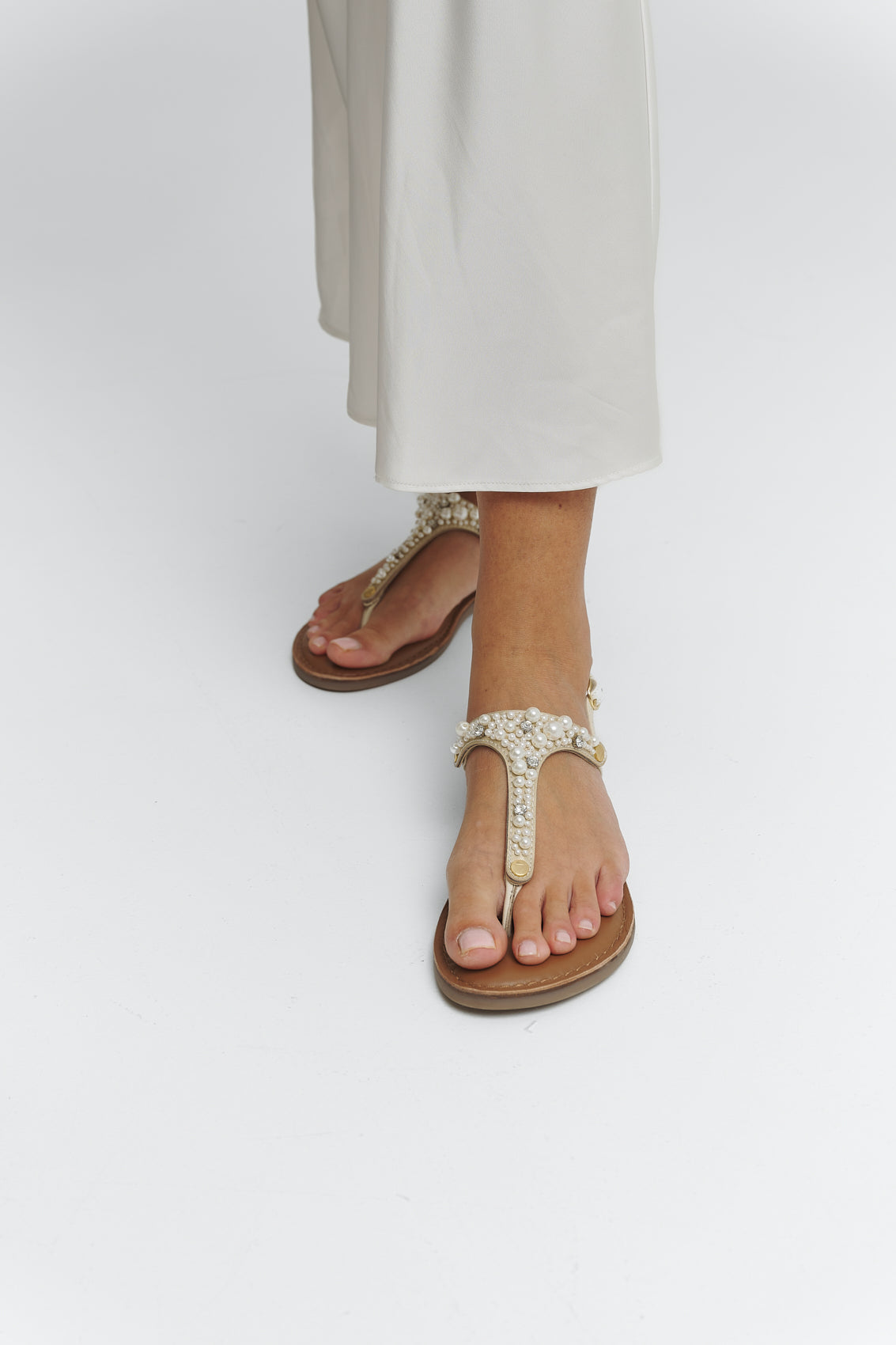 Tragebild mit Model auf neutralem Hintergrund des Produktes Precious Pearl in der Farbe Classic Crema