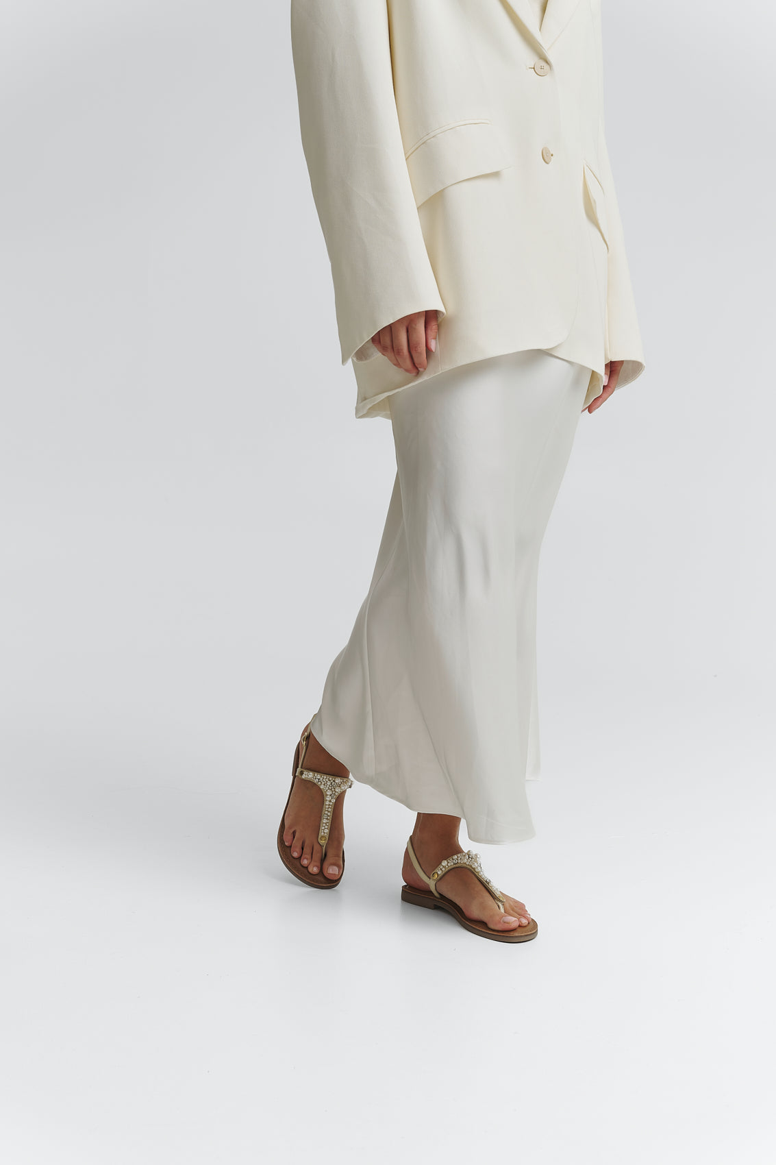 Tragebild mit Model auf neutralem Hintergrund des Produktes Precious Pearl in der Farbe Classic Crema