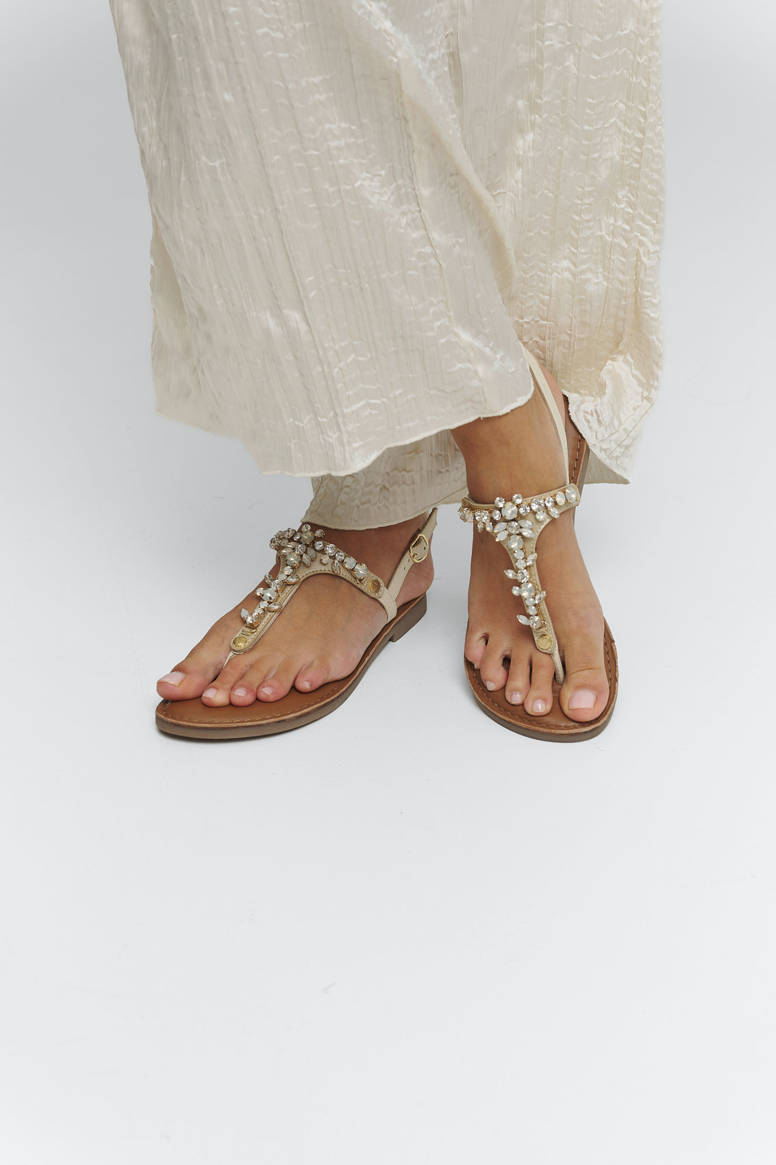 Tragebild mit Model auf neutralem Hintergrund des Produktes Brilliant Life in der Farbe Classic Crema