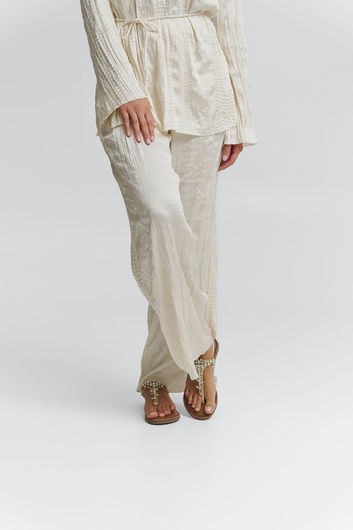 Tragebild mit Model auf neutralem Hintergrund des Produktes Brilliant Life in der Farbe Classic Crema