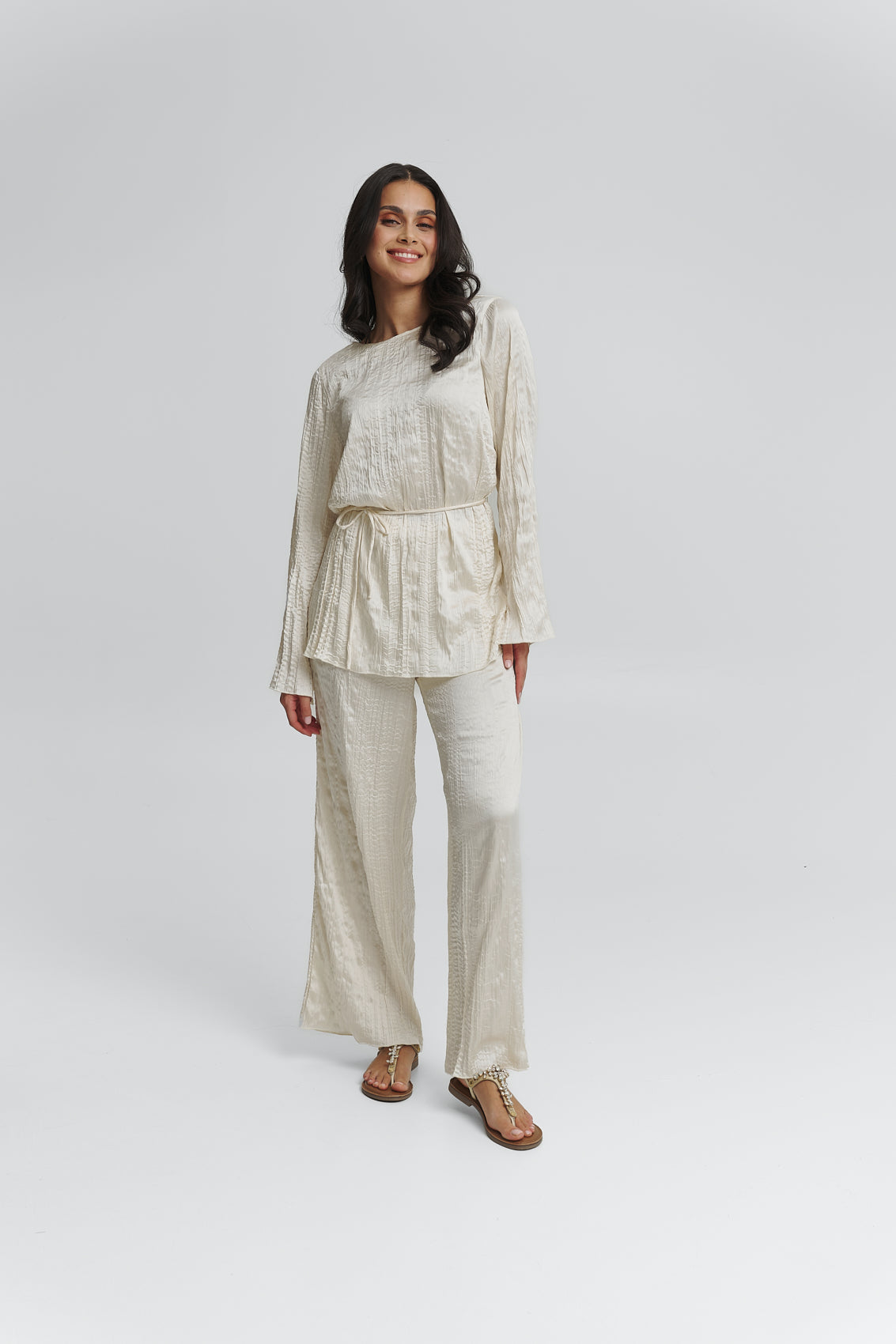 Tragebild mit Model auf neutralem Hintergrund des Produktes Brilliant Life in der Farbe Classic Crema