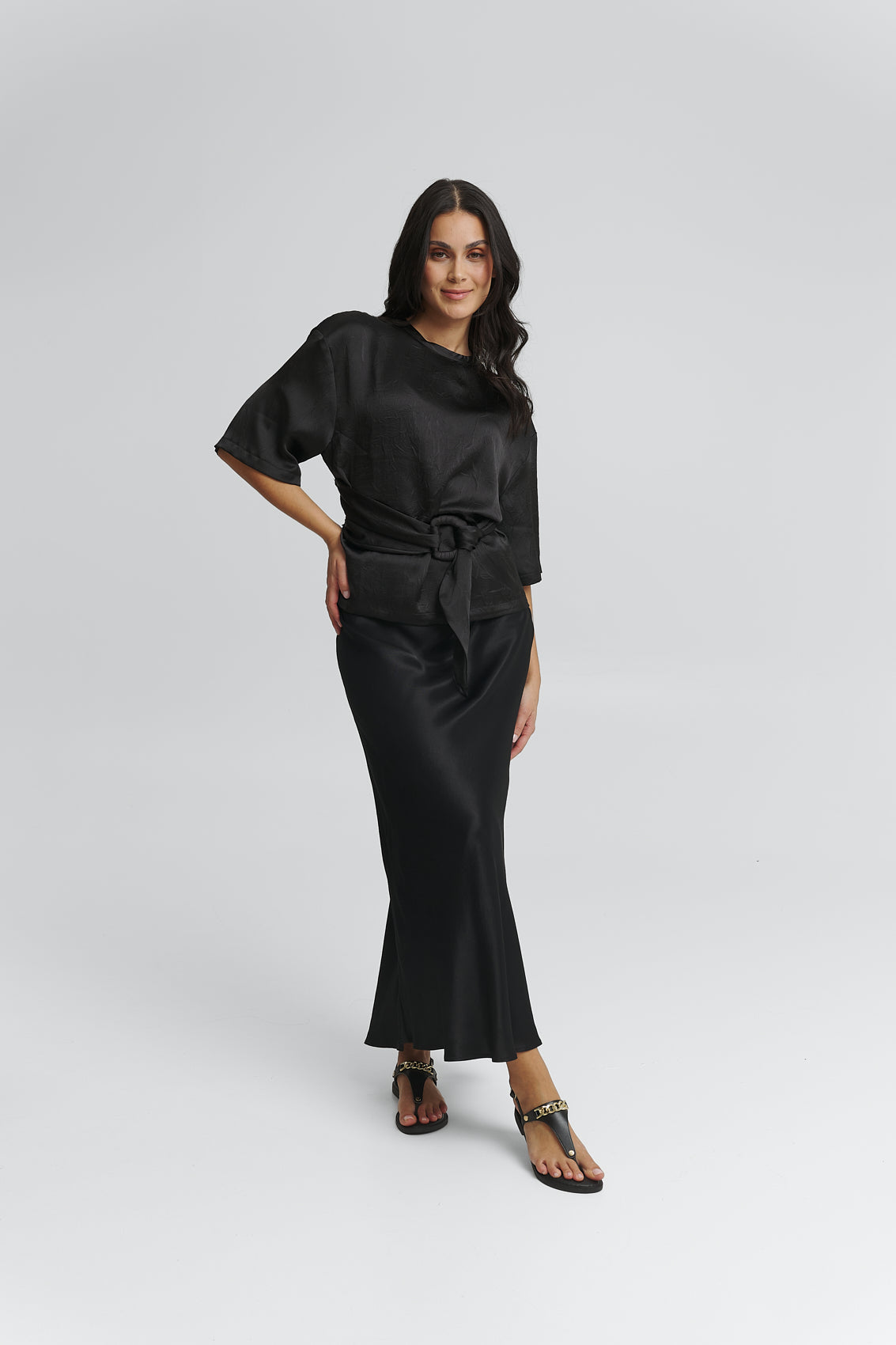 Tragebild mit Model auf neutralem Hintergrund des Produktes Gold Chain in der Farbe Classic Black