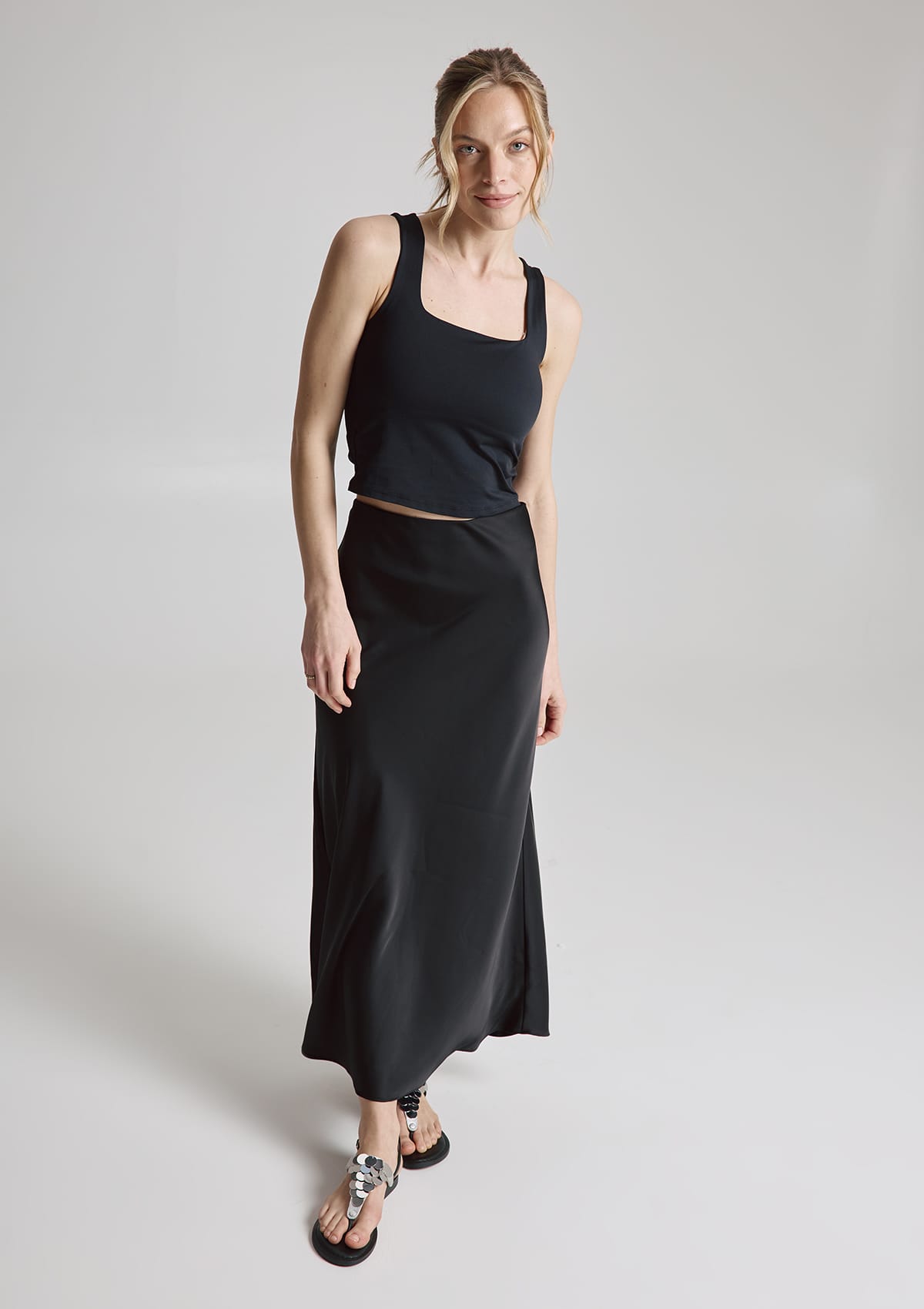Tragebild mit Model auf neutralem Hintergrund des Produktes Shiny Plate in der Farbe Classic Black
