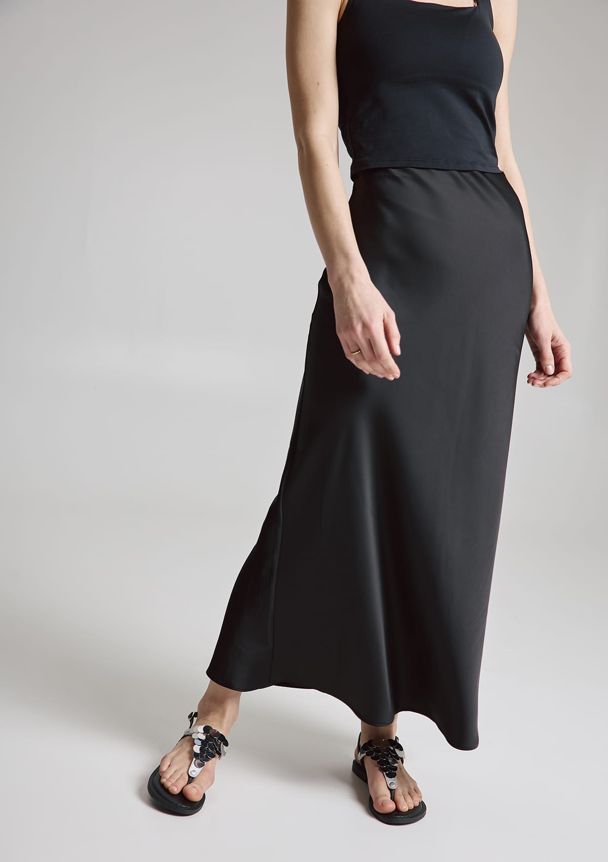 Tragebild mit Model auf neutralem Hintergrund des Produktes Shiny Plate in der Farbe Classic Black
