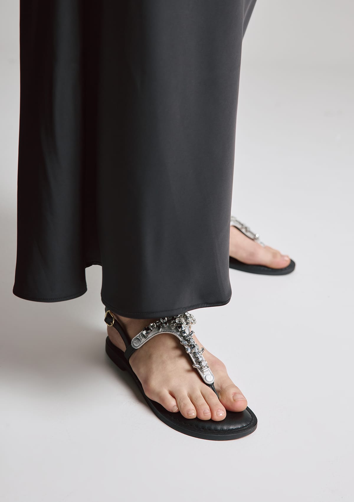 Tragebild mit Model auf neutralem Hintergrund des Produktes Brilliant Life in der Farbe Classic Black