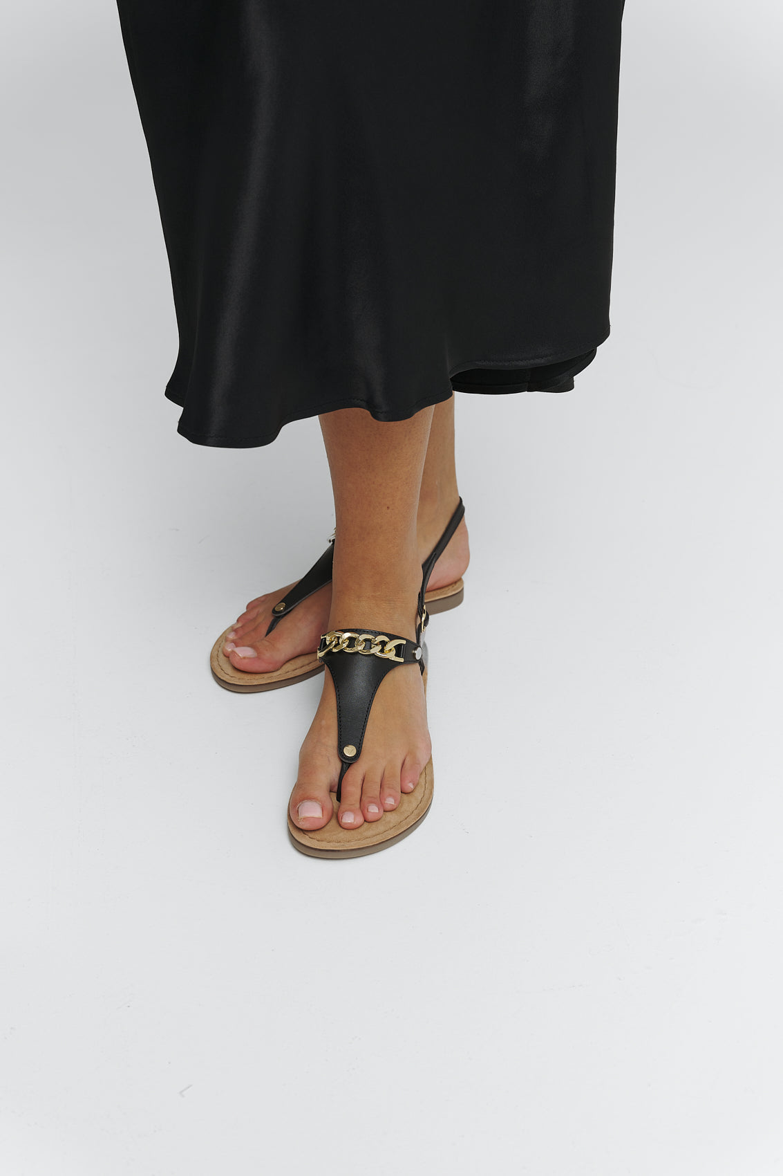 Tragebild mit Model auf neutralem Hintergrund des Produktes Gold Chain in der Farbe Comfort Black