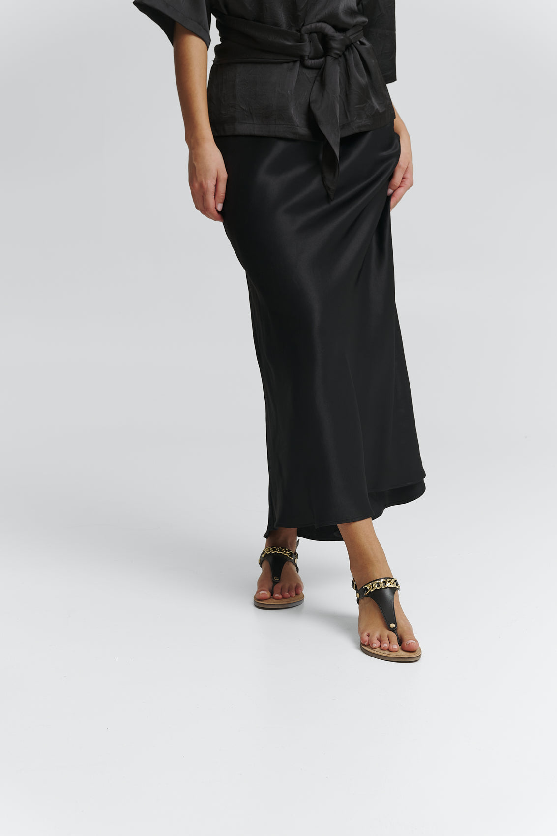 Tragebild mit Model auf neutralem Hintergrund des Produktes Gold Chain in der Farbe Comfort Black