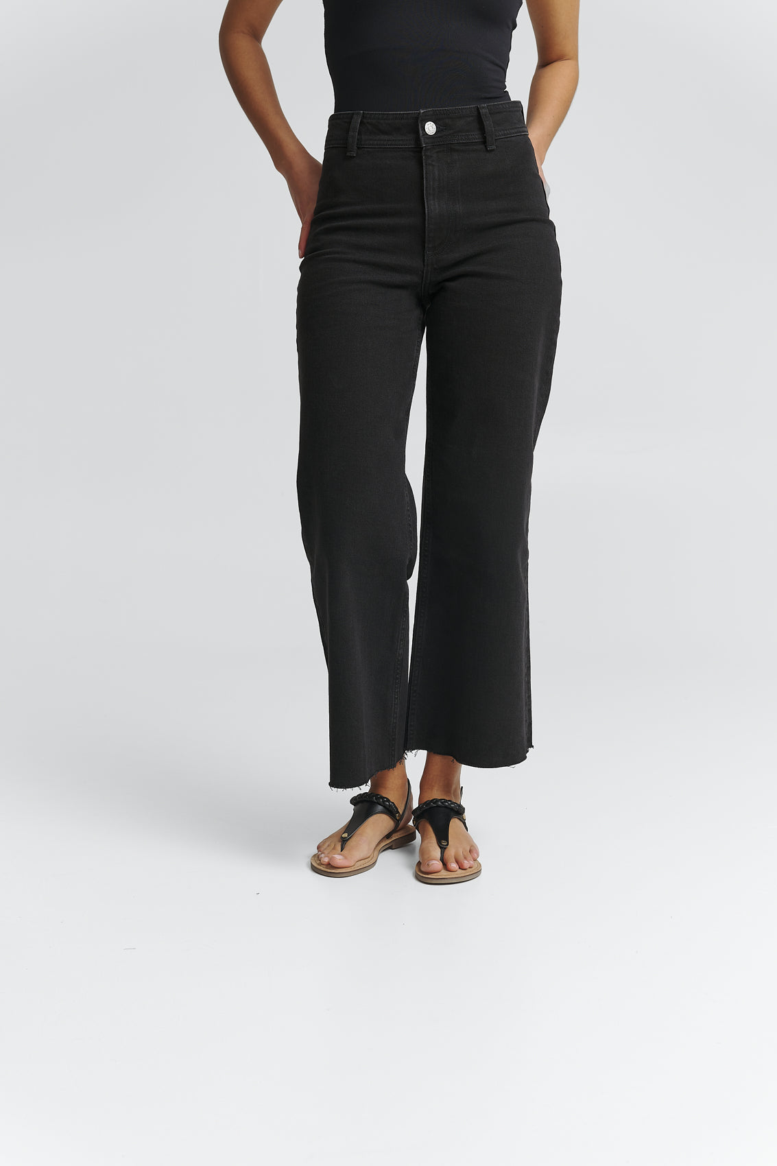 Tragebild mit Model auf neutralem Hintergrund des Produktes Braided in der Farbe Comfort Black