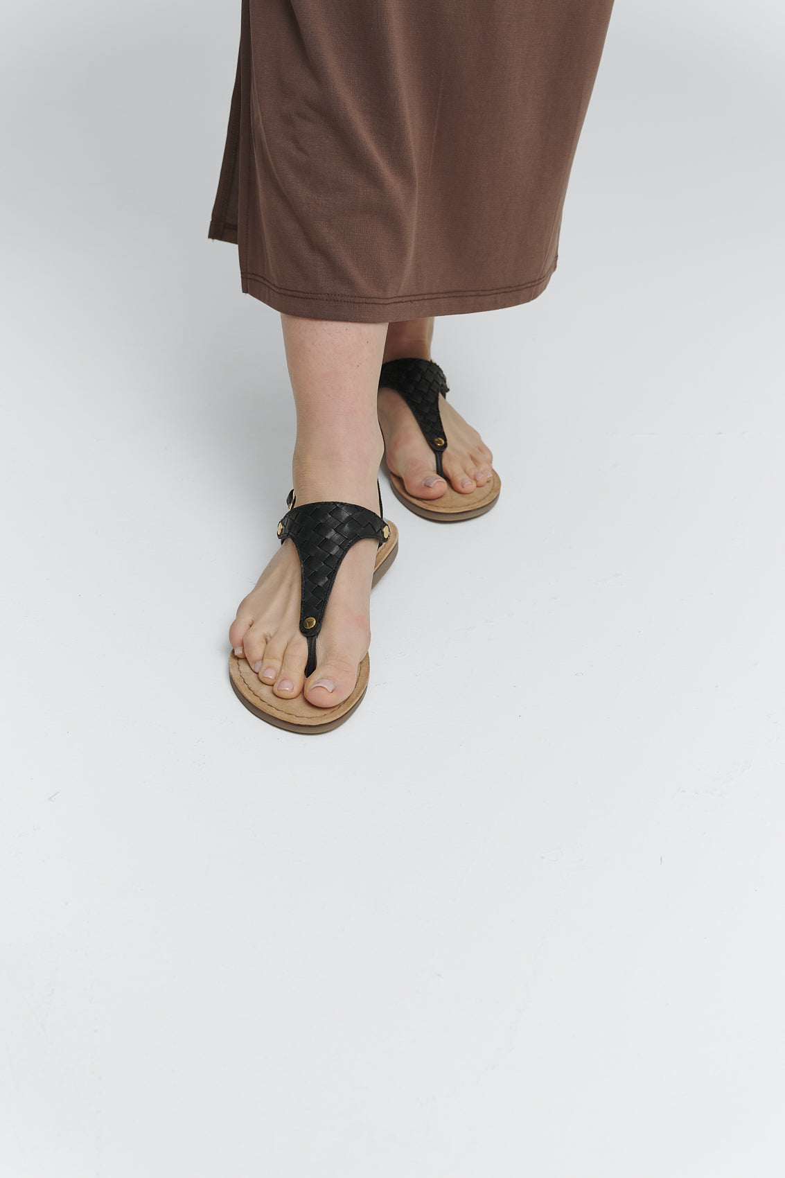 Tragebild mit Model auf neutralem Hintergrund des Produktes Urban Twist in der Farbe Comfort Black