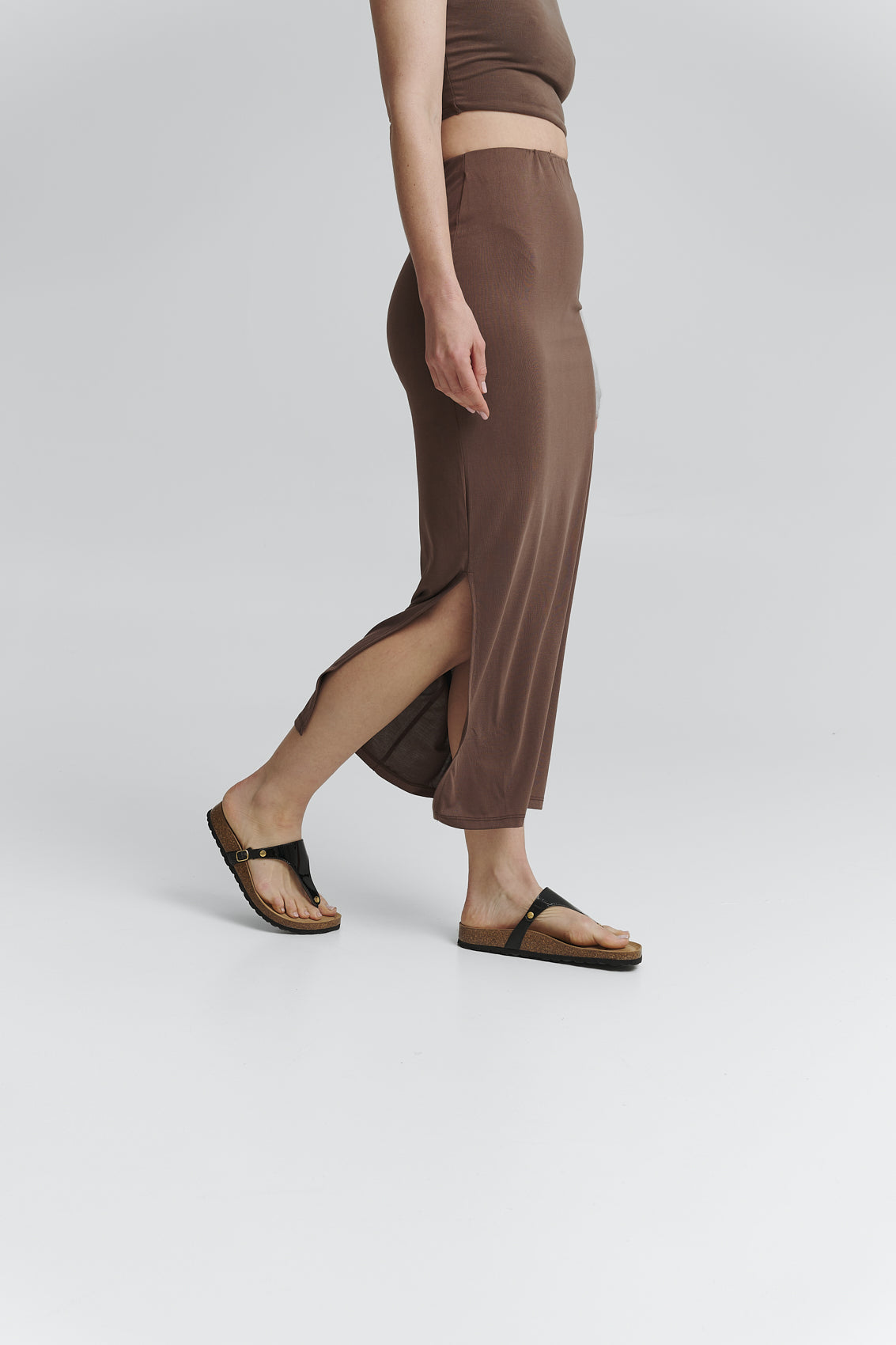 Tragebild mit Model auf neutralem Hintergrund des Produktes Urban Twist in der Farbe Comfort Black