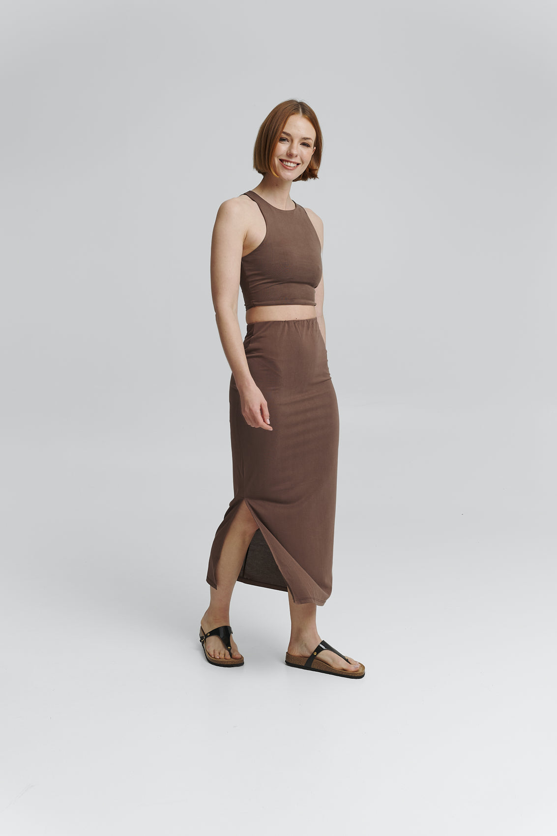 Tragebild mit Model auf neutralem Hintergrund des Produktes Urban Twist in der Farbe Comfort Black