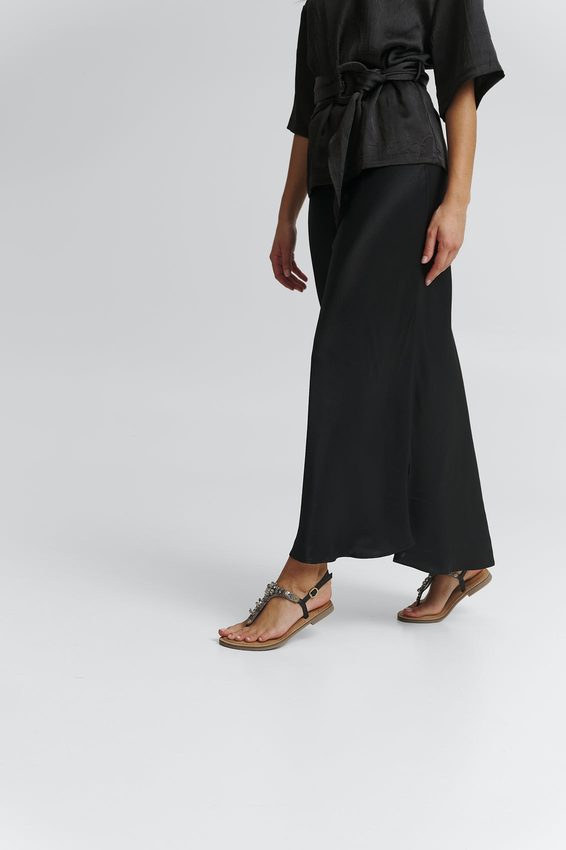 Tragebild mit Model auf neutralem Hintergrund des Produktes Brilliant Life in der Farbe Comfort Black