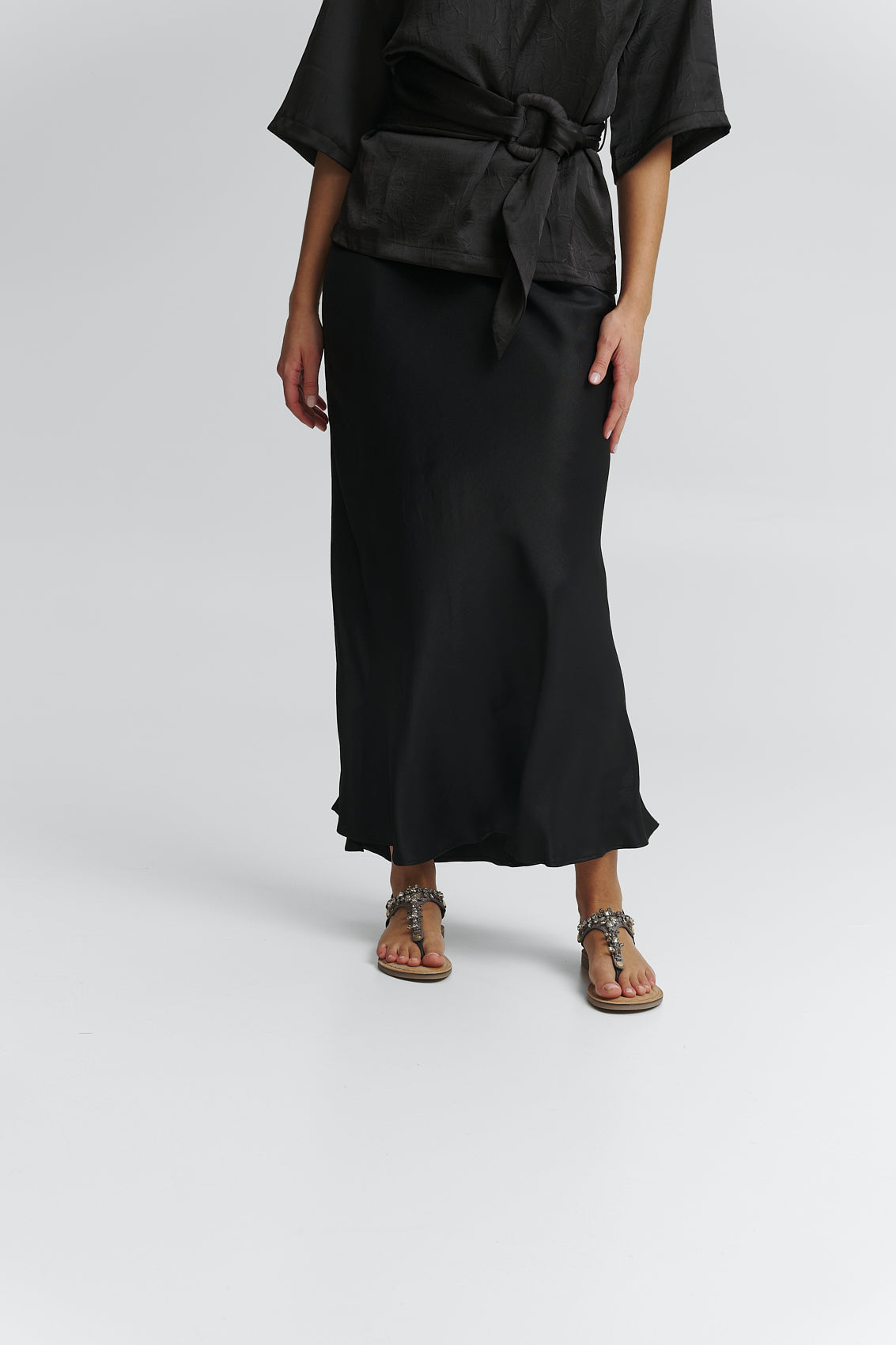 Tragebild mit Model auf neutralem Hintergrund des Produktes Brilliant Life in der Farbe Comfort Black