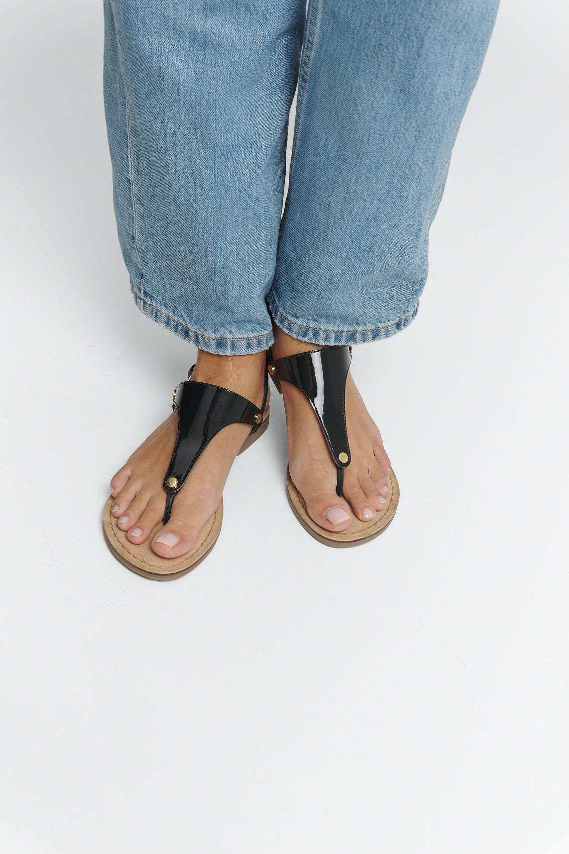 Tragebild mit Model auf neutralem Hintergrund des Produktes City Gloss in der Farbe Comfort Black