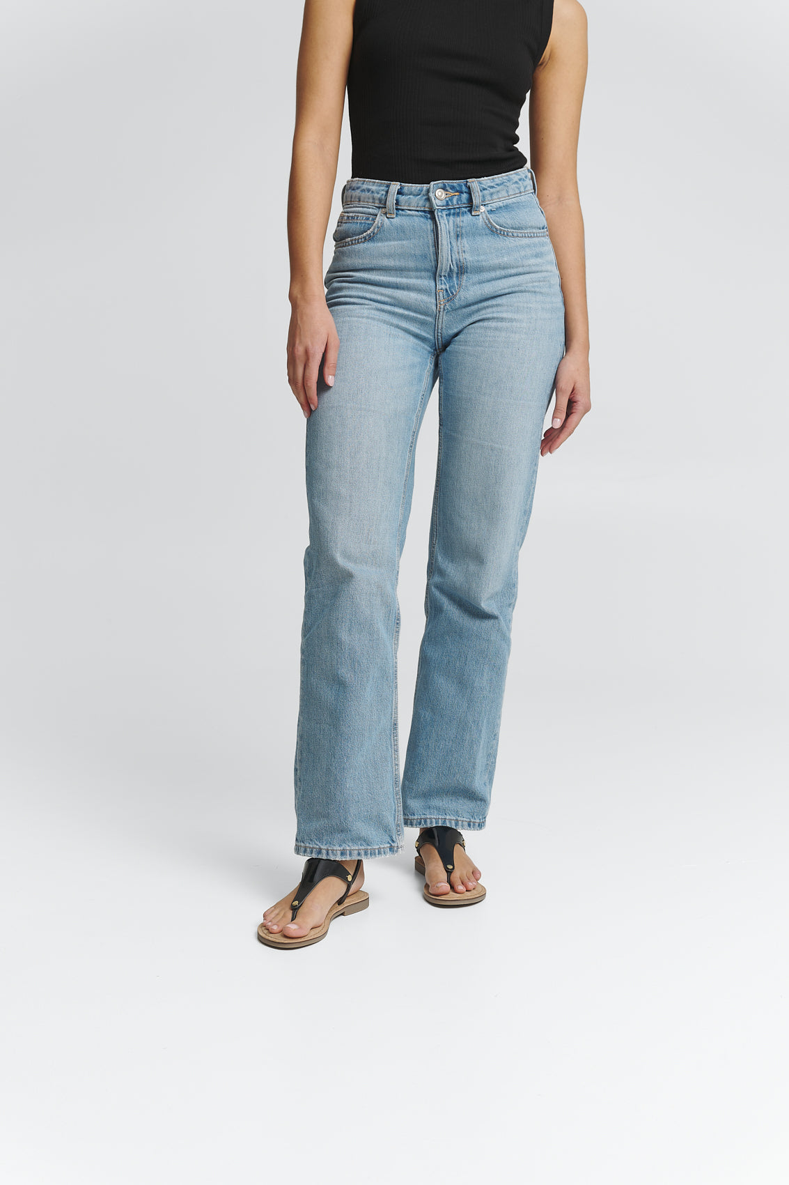 Tragebild mit Model auf neutralem Hintergrund des Produktes City Gloss in der Farbe Comfort Black