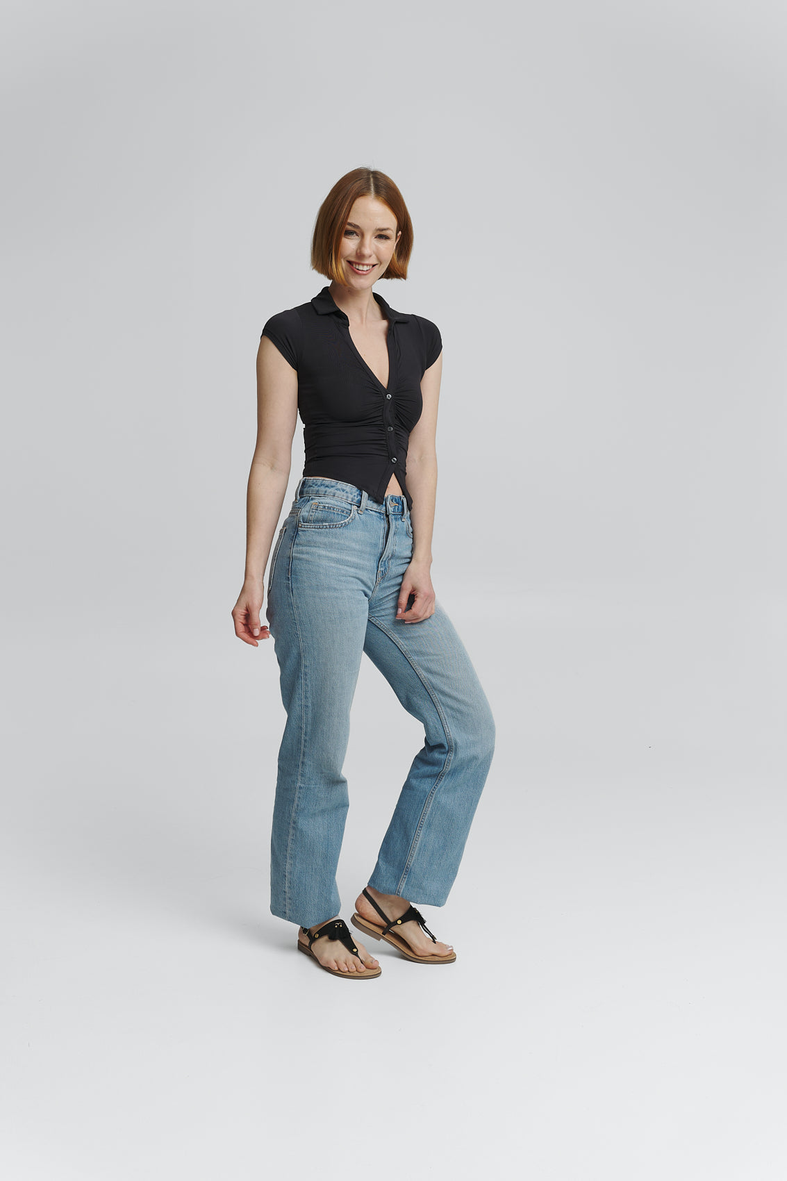 Tragebild mit Model auf neutralem Hintergrund des Produktes Pom de Paris in der Farbe Comfort Black