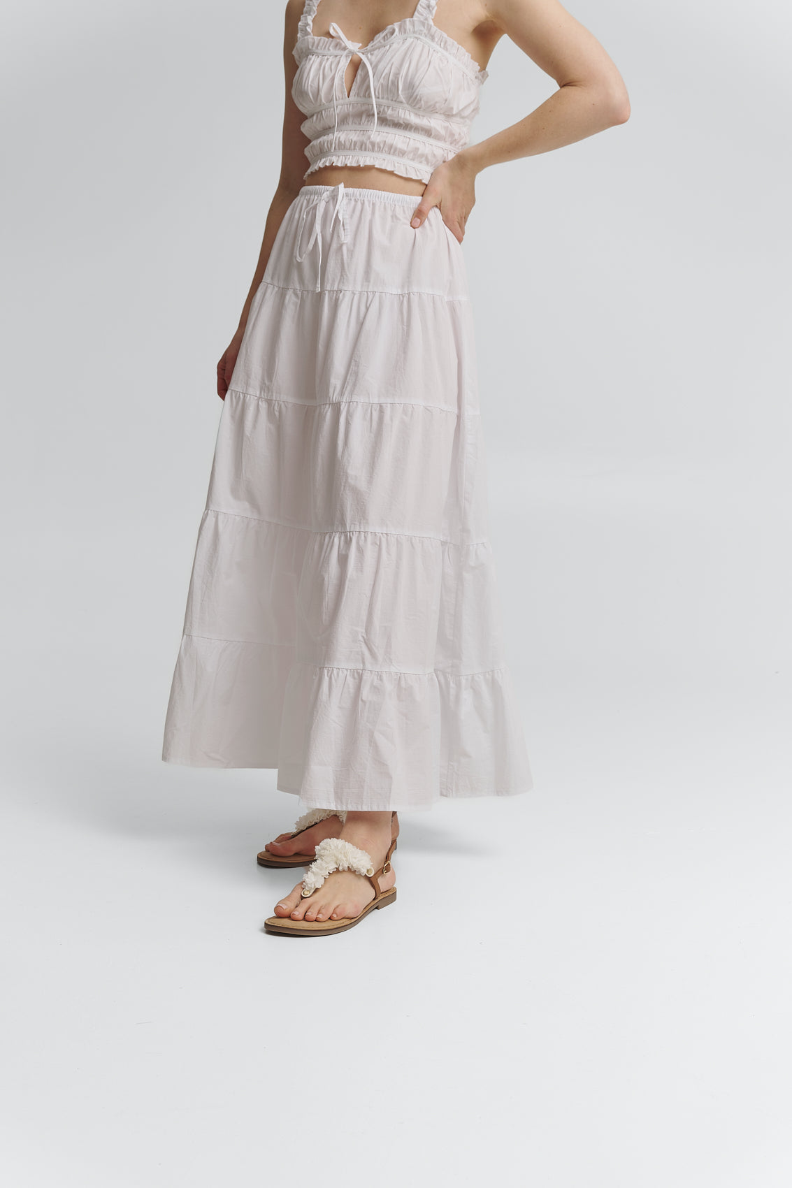 Tragebild mit Model auf neutralem Hintergrund des Produktes Soft Flower in der Farbe Comfort Cognac