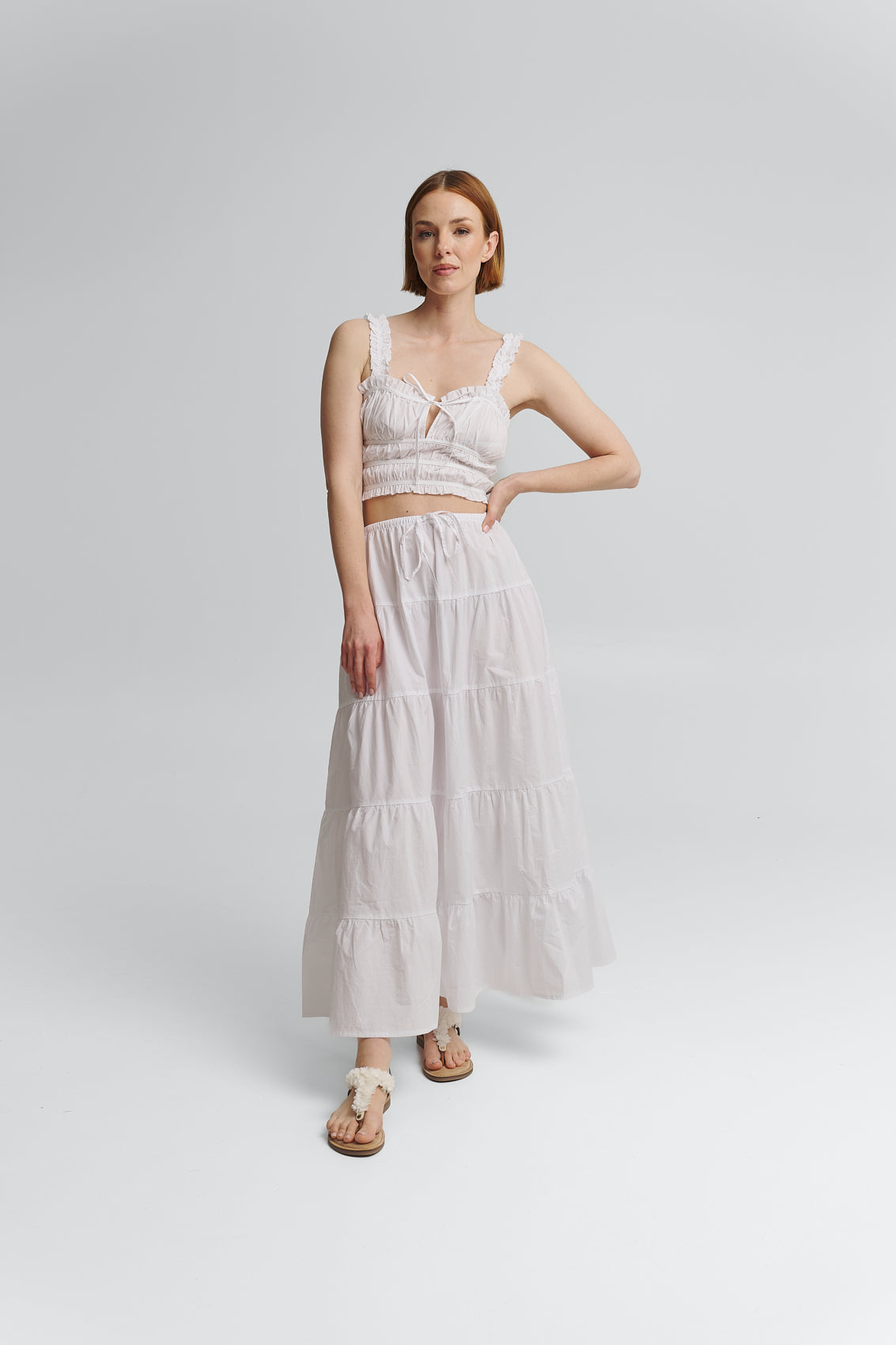 Tragebild mit Model auf neutralem Hintergrund des Produktes Soft Flower in der Farbe Comfort Cognac