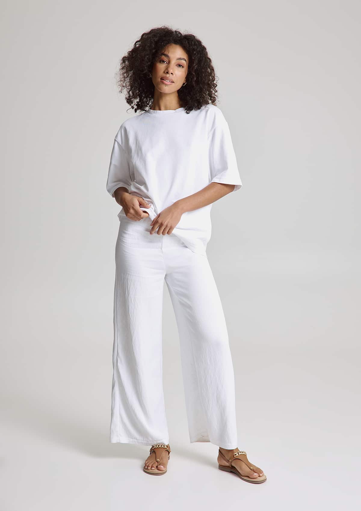 Tragebild mit Model auf neutralem Hintergrund des Produktes Gold Chain in der Farbe Comfort Cognac