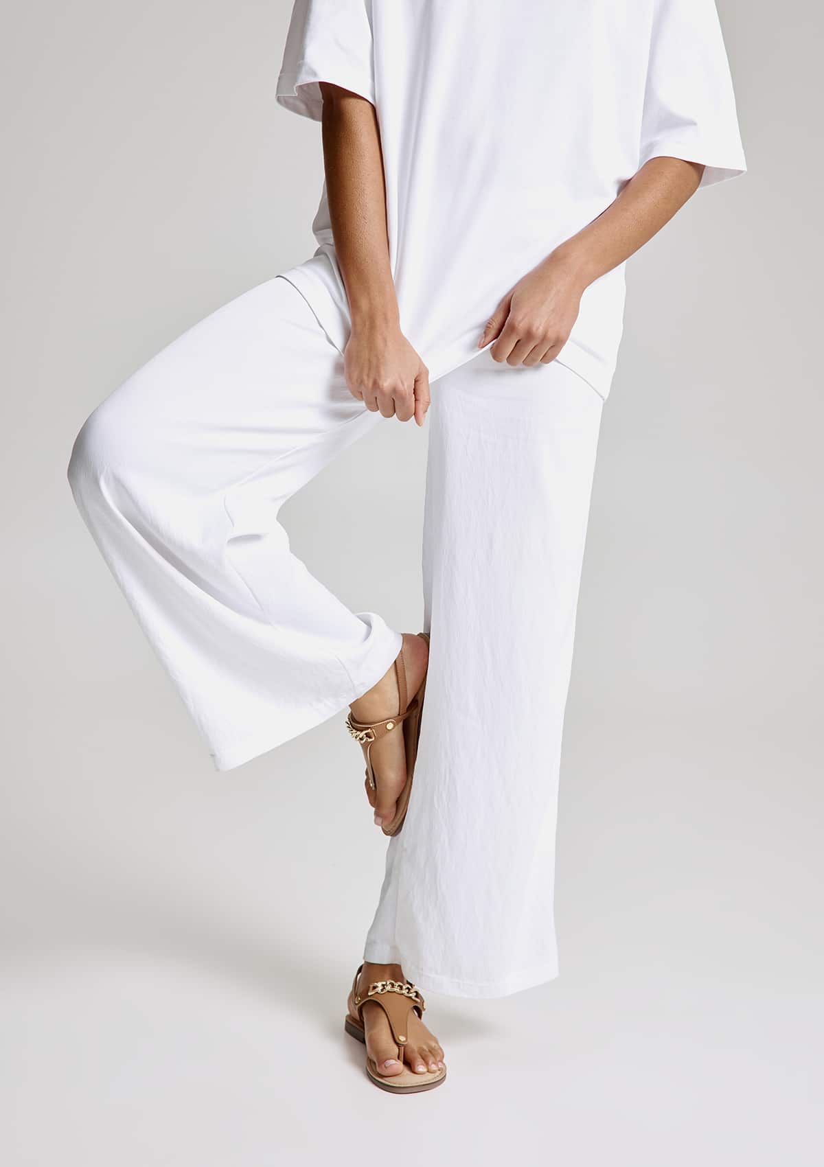 Tragebild mit Model auf neutralem Hintergrund des Produktes Gold Chain in der Farbe Comfort Cognac