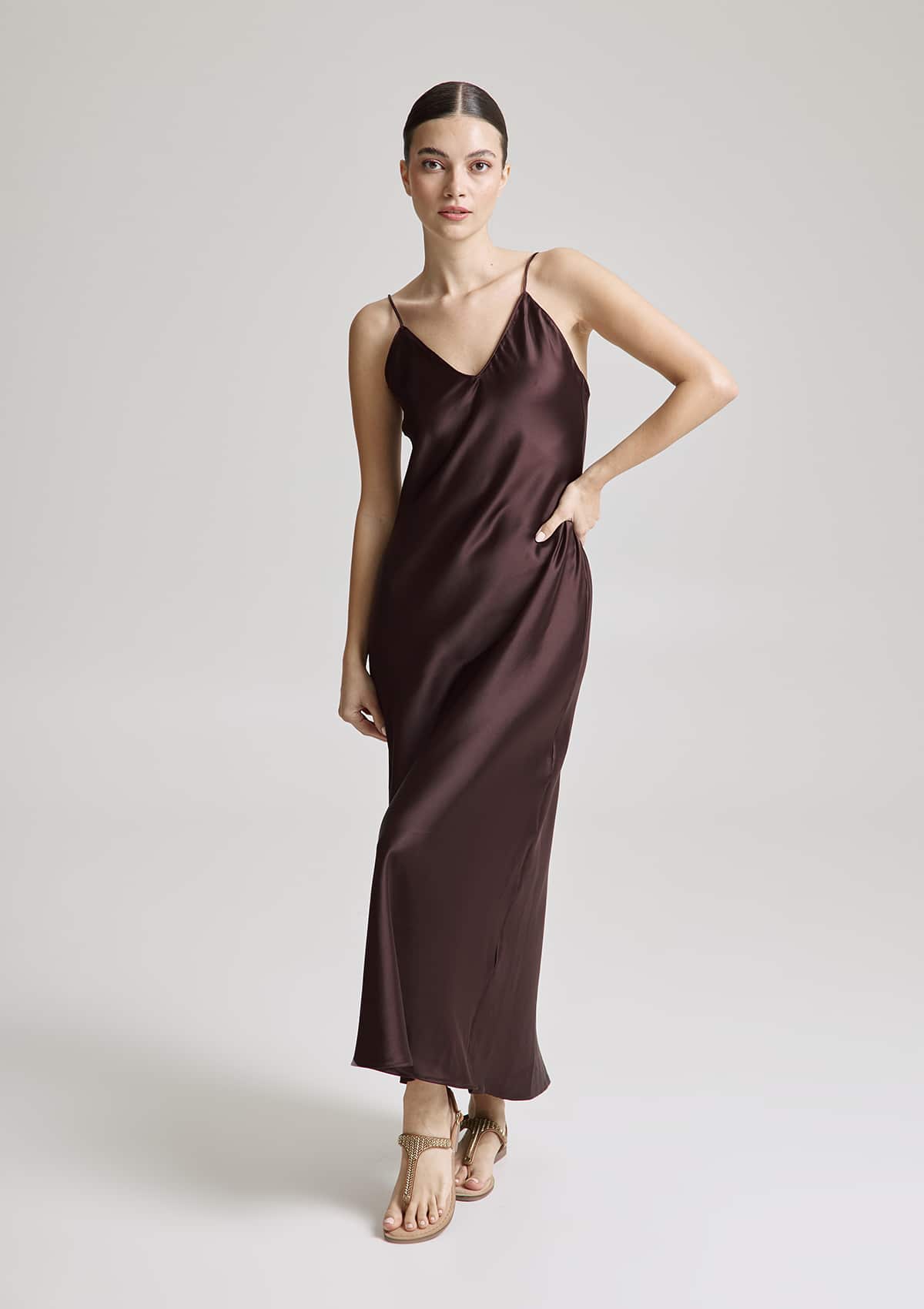 Tragebild mit Model auf neutralem Hintergrund des Produktes Metallic Beads in der Farbe Comfort Cognac