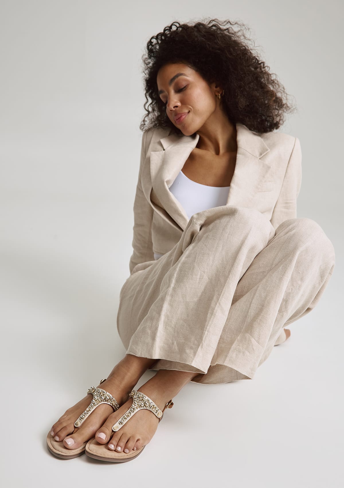 Tragebild mit Model auf neutralem Hintergrund des Produktes Precious Pearl in der Farbe Comfort Cognac