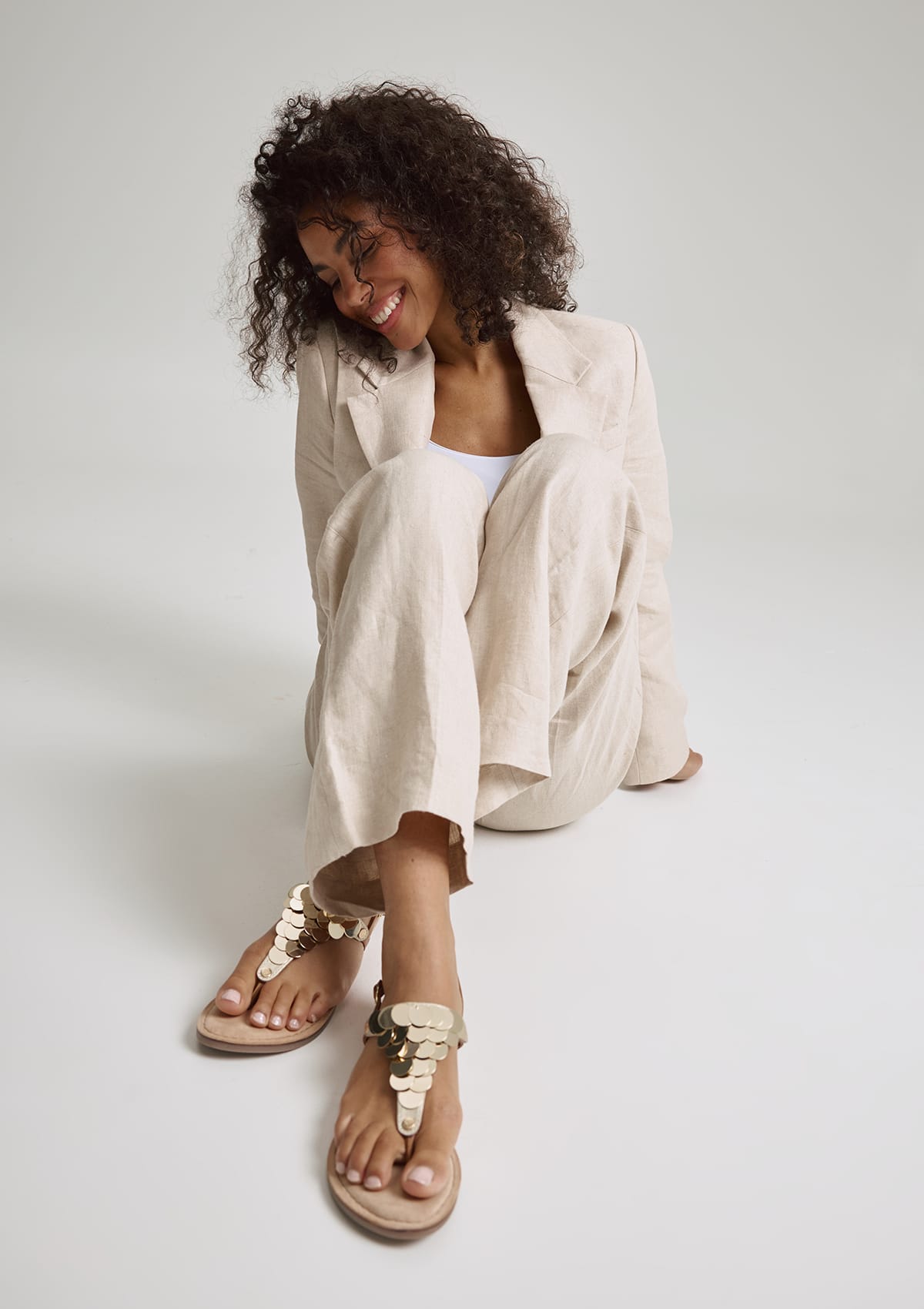 Tragebild mit Model auf neutralem Hintergrund des Produktes Shiny Plate in der Farbe Comfort Cognac